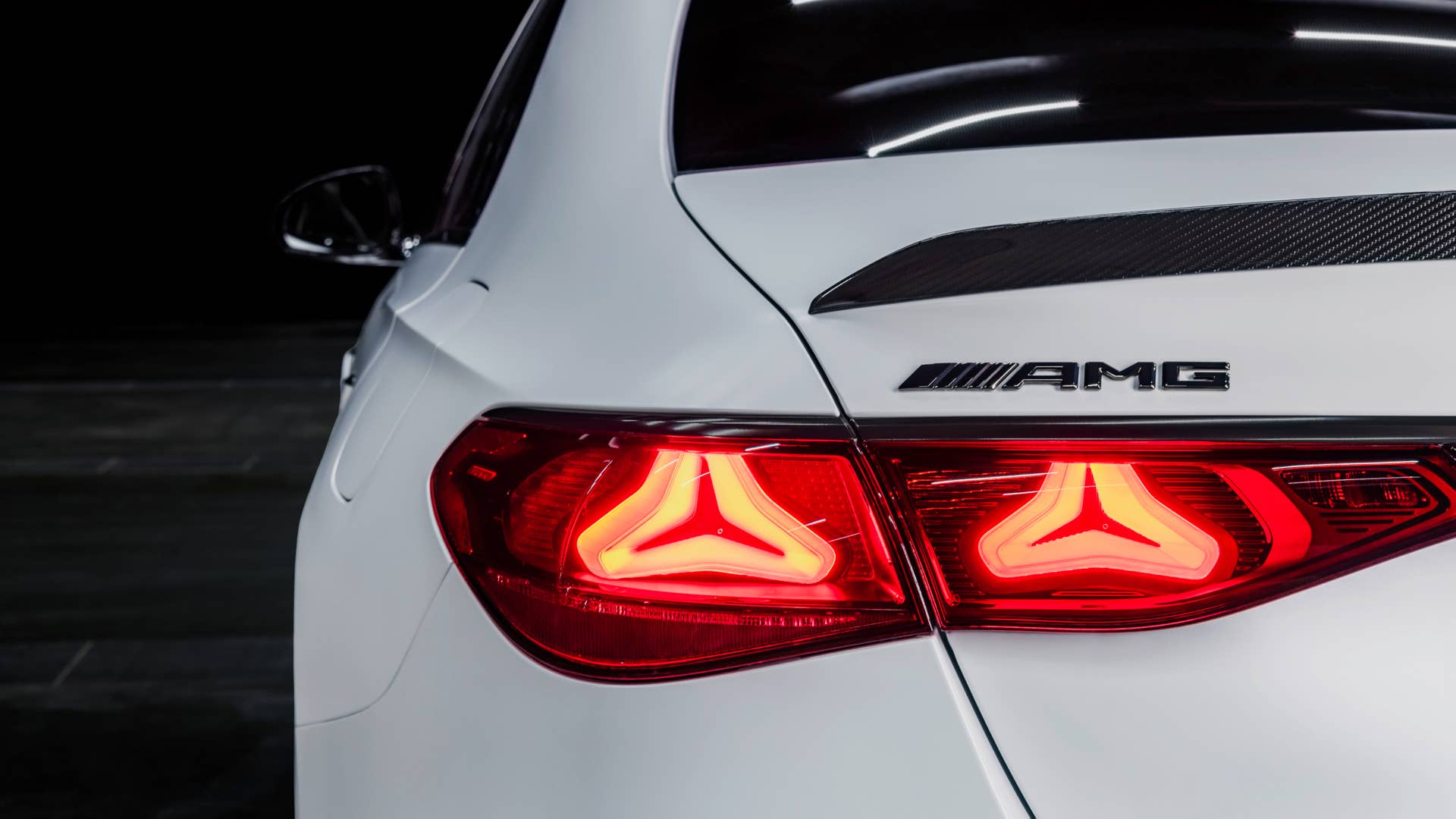 Mit dem neuen Mercedes-AMG E 53 HYBRID 4MATIC+ als Limousine und T-Modell (Energieverbrauch gewichtet kombiniert: 26,7-24,1 kWh/100 km plus 1,1-0,8l/100 km, Kraftstoffverbrauch bei entladener Batterie 9,5-8,6 l/100 km), CO₂-Emissionen kombiniert, gewichtet: 24-19 g/km, CO₂-Klasse gewichtet kombiniert: B, CO₂-Klasse bei entladener Batterie: G) [1] präsentiert die Performance- und Sportwagenmarke aus Affalterbach zwei weitere Plug-in-Hybrid-Modelle. Sie kombinieren eine ausgeprägte Performance und Fahrdynamik mit einer hohen elektrischen Reichweite. ;(Energieverbrauch gewichtet kombiniert: 26,7-24,1 kWh/100 km plus 1,1-0,8l/100 km, Kraftstoffverbrauch bei entladener Batterie 9,5-8,6 l/100 km), CO₂-Emissionen kombiniert, gewichtet: 24-19 g/km, CO₂-Klasse gewichtet kombiniert: B, CO₂-Klasse bei entladener Batterie: G) With the new Mercedes-AMG E 53 HYBRID 4MATIC+ as a saloon and estate (energy consumption combined, weighted: 26.7-24.1 kWh/100 km plus 1.1-0.8 l/100 km, fuel consumption discharged battery combined, weighted: 9.5-8.6 l/100 km, CO₂ emissions combined, weighted: 24-19 g/km, CO₂ class discharged battery combined, weighted: G)[2], the performance and sports car brand from Affalterbach is presenting two further plug-in hybrid models. They combine outstanding performance and driving dynamics with a long electric range.;(energy consumption combined, weighted: 26.7-24.1 kWh/100 km plus 1.1-0.8 l/100 km, fuel consumption discharged battery combined, weighted: 9.5-8.6 l/100 km, CO₂ emissions combined, weighted: 24-19 g/km, CO₂ class discharged battery combined, weighted: G)