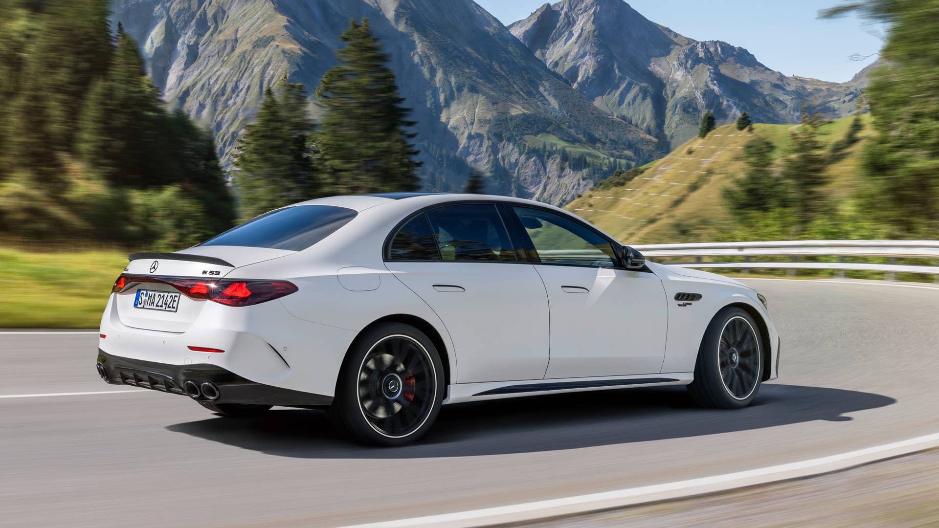 Mit dem neuen Mercedes-AMG E 53 HYBRID 4MATIC+ als Limousine und T-Modell (Energieverbrauch gewichtet kombiniert: 26,7-24,1 kWh/100 km plus 1,1-0,8l/100 km, Kraftstoffverbrauch bei entladener Batterie 9,5-8,6 l/100 km), CO₂-Emissionen kombiniert, gewichtet: 24-19 g/km, CO₂-Klasse gewichtet kombiniert: B, CO₂-Klasse bei entladener Batterie: G) [1] präsentiert die Performance- und Sportwagenmarke aus Affalterbach zwei weitere Plug-in-Hybrid-Modelle. Sie kombinieren eine ausgeprägte Performance und Fahrdynamik mit einer hohen elektrischen Reichweite. ;(Energieverbrauch gewichtet kombiniert: 26,7-24,1 kWh/100 km plus 1,1-0,8l/100 km, Kraftstoffverbrauch bei entladener Batterie 9,5-8,6 l/100 km), CO₂-Emissionen kombiniert, gewichtet: 24-19 g/km, CO₂-Klasse gewichtet kombiniert: B, CO₂-Klasse bei entladener Batterie: G) With the new Mercedes-AMG E 53 HYBRID 4MATIC+ as a saloon and estate (energy consumption combined, weighted: 26.7-24.1 kWh/100 km plus 1.1-0.8 l/100 km, fuel consumption discharged battery combined, weighted: 9.5-8.6 l/100 km, CO₂ emissions combined, weighted: 24-19 g/km, CO₂ class discharged battery combined, weighted: G)[2], the performance and sports car brand from Affalterbach is presenting two further plug-in hybrid models. They combine outstanding performance and driving dynamics with a long electric range.;(energy consumption combined, weighted: 26.7-24.1 kWh/100 km plus 1.1-0.8 l/100 km, fuel consumption discharged battery combined, weighted: 9.5-8.6 l/100 km, CO₂ emissions combined, weighted: 24-19 g/km, CO₂ class discharged battery combined, weighted: G)