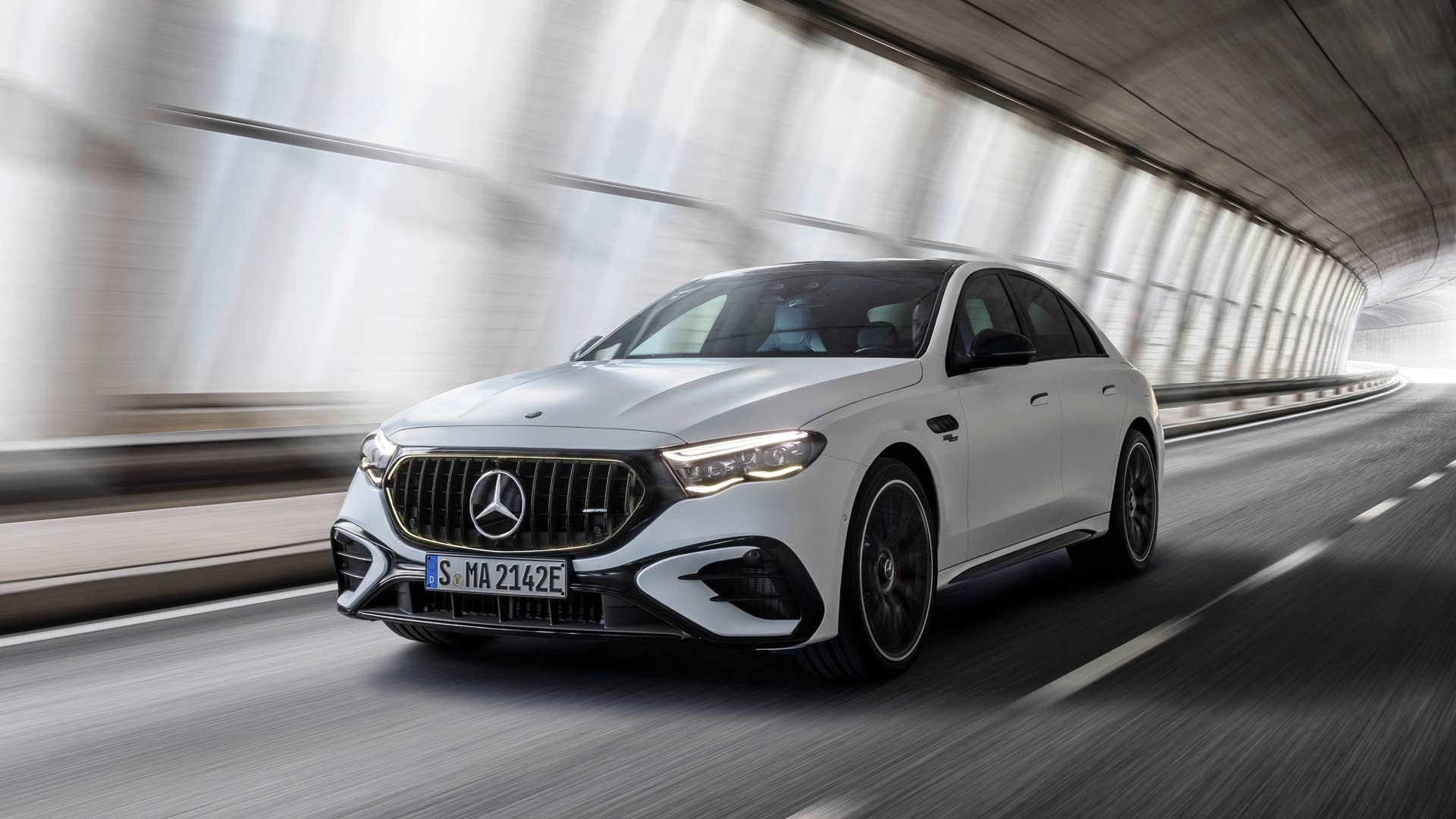 Mit dem neuen Mercedes-AMG E 53 HYBRID 4MATIC+ als Limousine und T-Modell (Energieverbrauch gewichtet kombiniert: 26,7-24,1 kWh/100 km plus 1,1-0,8l/100 km, Kraftstoffverbrauch bei entladener Batterie 9,5-8,6 l/100 km), CO₂-Emissionen kombiniert, gewichtet: 24-19 g/km, CO₂-Klasse gewichtet kombiniert: B, CO₂-Klasse bei entladener Batterie: G) [1] präsentiert die Performance- und Sportwagenmarke aus Affalterbach zwei weitere Plug-in-Hybrid-Modelle. Sie kombinieren eine ausgeprägte Performance und Fahrdynamik mit einer hohen elektrischen Reichweite. ;(Energieverbrauch gewichtet kombiniert: 26,7-24,1 kWh/100 km plus 1,1-0,8l/100 km, Kraftstoffverbrauch bei entladener Batterie 9,5-8,6 l/100 km), CO₂-Emissionen kombiniert, gewichtet: 24-19 g/km, CO₂-Klasse gewichtet kombiniert: B, CO₂-Klasse bei entladener Batterie: G) With the new Mercedes-AMG E 53 HYBRID 4MATIC+ as a saloon and estate (energy consumption combined, weighted: 26.7-24.1 kWh/100 km plus 1.1-0.8 l/100 km, fuel consumption discharged battery combined, weighted: 9.5-8.6 l/100 km, CO₂ emissions combined, weighted: 24-19 g/km, CO₂ class discharged battery combined, weighted: G)[2], the performance and sports car brand from Affalterbach is presenting two further plug-in hybrid models. They combine outstanding performance and driving dynamics with a long electric range.;(energy consumption combined, weighted: 26.7-24.1 kWh/100 km plus 1.1-0.8 l/100 km, fuel consumption discharged battery combined, weighted: 9.5-8.6 l/100 km, CO₂ emissions combined, weighted: 24-19 g/km, CO₂ class discharged battery combined, weighted: G)