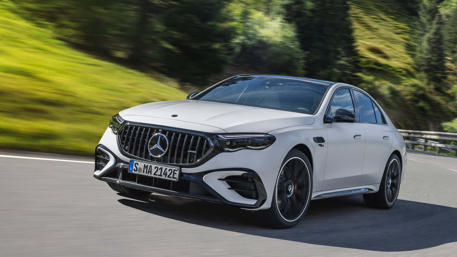 Mit dem neuen Mercedes-AMG E 53 HYBRID 4MATIC+ als Limousine und T-Modell (Energieverbrauch gewichtet kombiniert: 26,7-24,1 kWh/100 km plus 1,1-0,8l/100 km, Kraftstoffverbrauch bei entladener Batterie 9,5-8,6 l/100 km), CO₂-Emissionen kombiniert, gewichtet: 24-19 g/km, CO₂-Klasse gewichtet kombiniert: B, CO₂-Klasse bei entladener Batterie: G) [1] präsentiert die Performance- und Sportwagenmarke aus Affalterbach zwei weitere Plug-in-Hybrid-Modelle. Sie kombinieren eine ausgeprägte Performance und Fahrdynamik mit einer hohen elektrischen Reichweite. ;(Energieverbrauch gewichtet kombiniert: 26,7-24,1 kWh/100 km plus 1,1-0,8l/100 km, Kraftstoffverbrauch bei entladener Batterie 9,5-8,6 l/100 km), CO₂-Emissionen kombiniert, gewichtet: 24-19 g/km, CO₂-Klasse gewichtet kombiniert: B, CO₂-Klasse bei entladener Batterie: G) With the new Mercedes-AMG E 53 HYBRID 4MATIC+ as a saloon and estate (energy consumption combined, weighted: 26.7-24.1 kWh/100 km plus 1.1-0.8 l/100 km, fuel consumption discharged battery combined, weighted: 9.5-8.6 l/100 km, CO₂ emissions combined, weighted: 24-19 g/km, CO₂ class discharged battery combined, weighted: G)[2], the performance and sports car brand from Affalterbach is presenting two further plug-in hybrid models. They combine outstanding performance and driving dynamics with a long electric range.;(energy consumption combined, weighted: 26.7-24.1 kWh/100 km plus 1.1-0.8 l/100 km, fuel consumption discharged battery combined, weighted: 9.5-8.6 l/100 km, CO₂ emissions combined, weighted: 24-19 g/km, CO₂ class discharged battery combined, weighted: G)