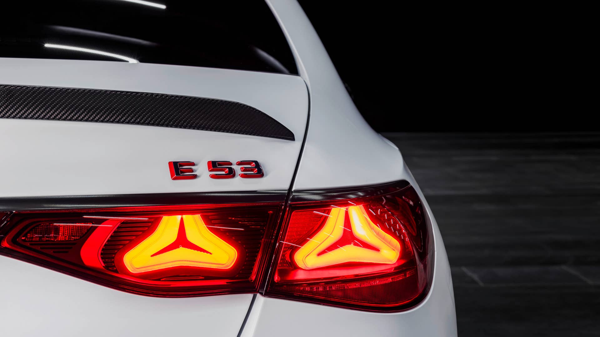 Mit dem neuen Mercedes-AMG E 53 HYBRID 4MATIC+ als Limousine und T-Modell (Energieverbrauch gewichtet kombiniert: 26,7-24,1 kWh/100 km plus 1,1-0,8l/100 km, Kraftstoffverbrauch bei entladener Batterie 9,5-8,6 l/100 km), CO₂-Emissionen kombiniert, gewichtet: 24-19 g/km, CO₂-Klasse gewichtet kombiniert: B, CO₂-Klasse bei entladener Batterie: G) [1] präsentiert die Performance- und Sportwagenmarke aus Affalterbach zwei weitere Plug-in-Hybrid-Modelle. Sie kombinieren eine ausgeprägte Performance und Fahrdynamik mit einer hohen elektrischen Reichweite. ;(Energieverbrauch gewichtet kombiniert: 26,7-24,1 kWh/100 km plus 1,1-0,8l/100 km, Kraftstoffverbrauch bei entladener Batterie 9,5-8,6 l/100 km), CO₂-Emissionen kombiniert, gewichtet: 24-19 g/km, CO₂-Klasse gewichtet kombiniert: B, CO₂-Klasse bei entladener Batterie: G) With the new Mercedes-AMG E 53 HYBRID 4MATIC+ as a saloon and estate (energy consumption combined, weighted: 26.7-24.1 kWh/100 km plus 1.1-0.8 l/100 km, fuel consumption discharged battery combined, weighted: 9.5-8.6 l/100 km, CO₂ emissions combined, weighted: 24-19 g/km, CO₂ class discharged battery combined, weighted: G)[2], the performance and sports car brand from Affalterbach is presenting two further plug-in hybrid models. They combine outstanding performance and driving dynamics with a long electric range.;(energy consumption combined, weighted: 26.7-24.1 kWh/100 km plus 1.1-0.8 l/100 km, fuel consumption discharged battery combined, weighted: 9.5-8.6 l/100 km, CO₂ emissions combined, weighted: 24-19 g/km, CO₂ class discharged battery combined, weighted: G)