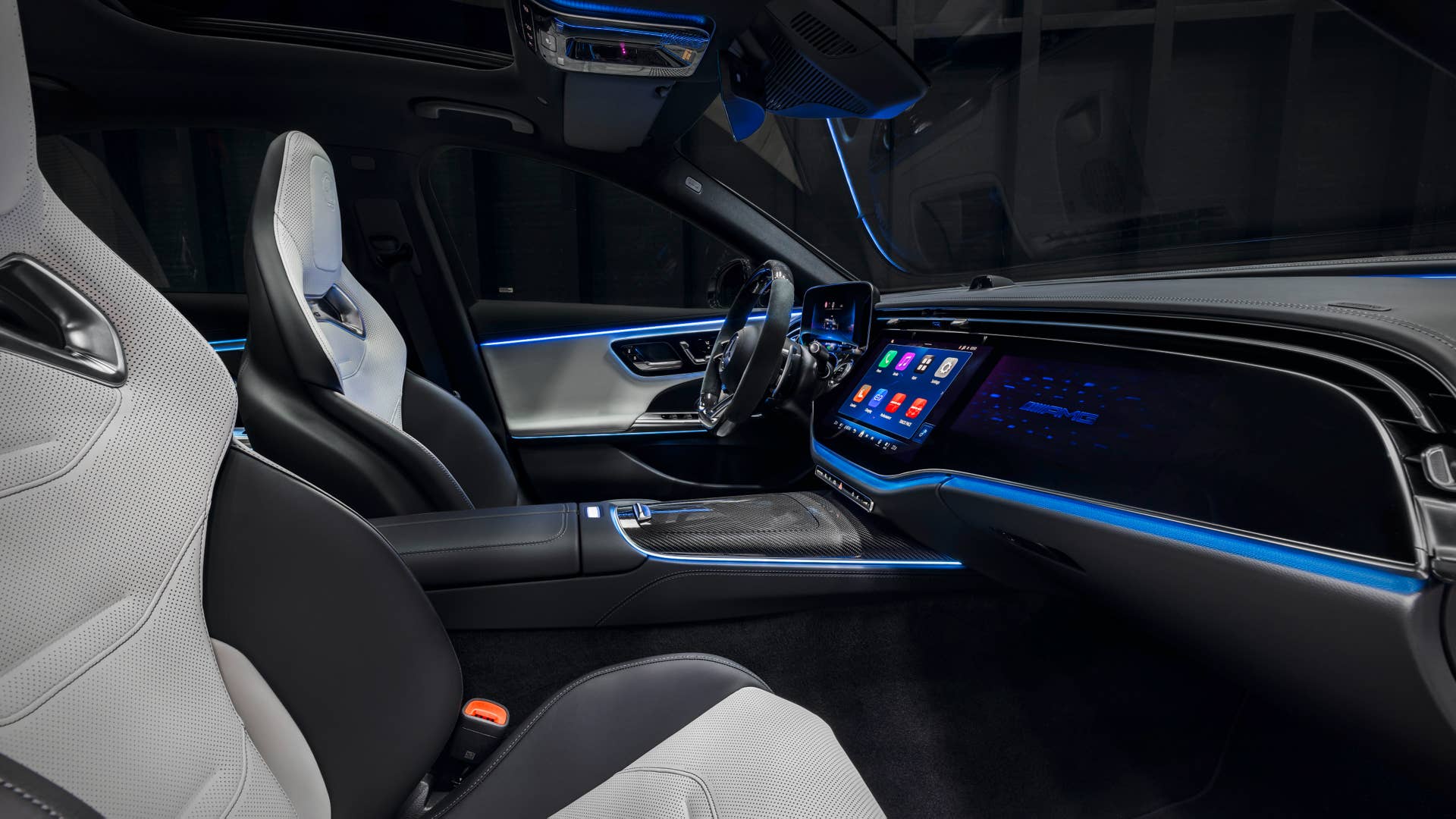 Mit dem neuen Mercedes-AMG E 53 HYBRID 4MATIC+ als Limousine und T-Modell (Energieverbrauch gewichtet kombiniert: 26,7-24,1 kWh/100 km plus 1,1-0,8l/100 km, Kraftstoffverbrauch bei entladener Batterie 9,5-8,6 l/100 km), CO₂-Emissionen kombiniert, gewichtet: 24-19 g/km, CO₂-Klasse gewichtet kombiniert: B, CO₂-Klasse bei entladener Batterie: G) [1] präsentiert die Performance- und Sportwagenmarke aus Affalterbach zwei weitere Plug-in-Hybrid-Modelle. Sie kombinieren eine ausgeprägte Performance und Fahrdynamik mit einer hohen elektrischen Reichweite. ;(Energieverbrauch gewichtet kombiniert: 26,7-24,1 kWh/100 km plus 1,1-0,8l/100 km, Kraftstoffverbrauch bei entladener Batterie 9,5-8,6 l/100 km), CO₂-Emissionen kombiniert, gewichtet: 24-19 g/km, CO₂-Klasse gewichtet kombiniert: B, CO₂-Klasse bei entladener Batterie: G) With the new Mercedes-AMG E 53 HYBRID 4MATIC+ as a saloon and estate (energy consumption combined, weighted: 26.7-24.1 kWh/100 km plus 1.1-0.8 l/100 km, fuel consumption discharged battery combined, weighted: 9.5-8.6 l/100 km, CO₂ emissions combined, weighted: 24-19 g/km, CO₂ class discharged battery combined, weighted: G)[2], the performance and sports car brand from Affalterbach is presenting two further plug-in hybrid models. They combine outstanding performance and driving dynamics with a long electric range.;(energy consumption combined, weighted: 26.7-24.1 kWh/100 km plus 1.1-0.8 l/100 km, fuel consumption discharged battery combined, weighted: 9.5-8.6 l/100 km, CO₂ emissions combined, weighted: 24-19 g/km, CO₂ class discharged battery combined, weighted: G)