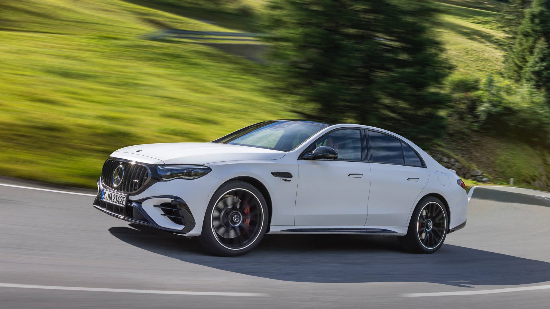 Mit dem neuen Mercedes-AMG E 53 HYBRID 4MATIC+ als Limousine und T-Modell (Energieverbrauch gewichtet kombiniert: 26,7-24,1 kWh/100 km plus 1,1-0,8l/100 km, Kraftstoffverbrauch bei entladener Batterie 9,5-8,6 l/100 km), CO₂-Emissionen kombiniert, gewichtet: 24-19 g/km, CO₂-Klasse gewichtet kombiniert: B, CO₂-Klasse bei entladener Batterie: G) [1] präsentiert die Performance- und Sportwagenmarke aus Affalterbach zwei weitere Plug-in-Hybrid-Modelle. Sie kombinieren eine ausgeprägte Performance und Fahrdynamik mit einer hohen elektrischen Reichweite. ;(Energieverbrauch gewichtet kombiniert: 26,7-24,1 kWh/100 km plus 1,1-0,8l/100 km, Kraftstoffverbrauch bei entladener Batterie 9,5-8,6 l/100 km), CO₂-Emissionen kombiniert, gewichtet: 24-19 g/km, CO₂-Klasse gewichtet kombiniert: B, CO₂-Klasse bei entladener Batterie: G) With the new Mercedes-AMG E 53 HYBRID 4MATIC+ as a saloon and estate (energy consumption combined, weighted: 26.7-24.1 kWh/100 km plus 1.1-0.8 l/100 km, fuel consumption discharged battery combined, weighted: 9.5-8.6 l/100 km, CO₂ emissions combined, weighted: 24-19 g/km, CO₂ class discharged battery combined, weighted: G)[2], the performance and sports car brand from Affalterbach is presenting two further plug-in hybrid models. They combine outstanding performance and driving dynamics with a long electric range.;(energy consumption combined, weighted: 26.7-24.1 kWh/100 km plus 1.1-0.8 l/100 km, fuel consumption discharged battery combined, weighted: 9.5-8.6 l/100 km, CO₂ emissions combined, weighted: 24-19 g/km, CO₂ class discharged battery combined, weighted: G)