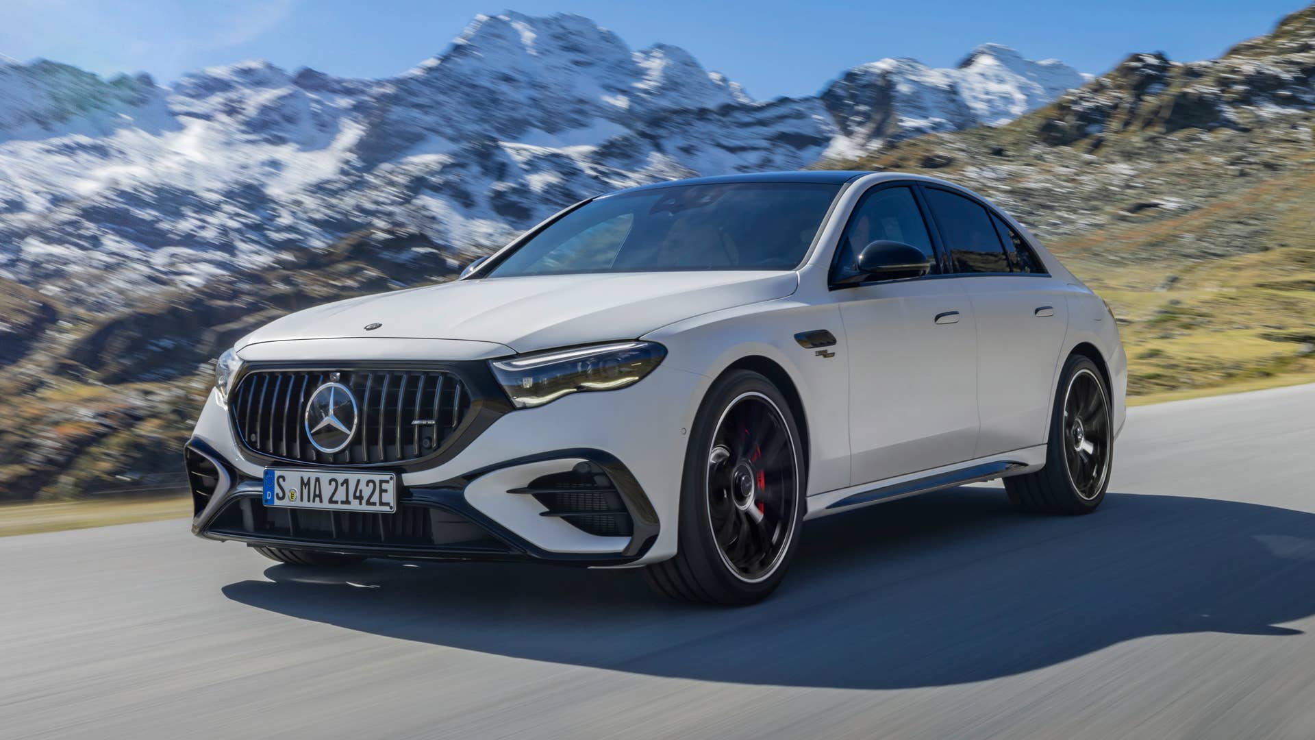 Mit dem neuen Mercedes-AMG E 53 HYBRID 4MATIC+ als Limousine und T-Modell (Energieverbrauch gewichtet kombiniert: 26,7-24,1 kWh/100 km plus 1,1-0,8l/100 km, Kraftstoffverbrauch bei entladener Batterie 9,5-8,6 l/100 km), CO₂-Emissionen kombiniert, gewichtet: 24-19 g/km, CO₂-Klasse gewichtet kombiniert: B, CO₂-Klasse bei entladener Batterie: G) [1] präsentiert die Performance- und Sportwagenmarke aus Affalterbach zwei weitere Plug-in-Hybrid-Modelle. Sie kombinieren eine ausgeprägte Performance und Fahrdynamik mit einer hohen elektrischen Reichweite. ;(Energieverbrauch gewichtet kombiniert: 26,7-24,1 kWh/100 km plus 1,1-0,8l/100 km, Kraftstoffverbrauch bei entladener Batterie 9,5-8,6 l/100 km), CO₂-Emissionen kombiniert, gewichtet: 24-19 g/km, CO₂-Klasse gewichtet kombiniert: B, CO₂-Klasse bei entladener Batterie: G) With the new Mercedes-AMG E 53 HYBRID 4MATIC+ as a saloon and estate (energy consumption combined, weighted: 26.7-24.1 kWh/100 km plus 1.1-0.8 l/100 km, fuel consumption discharged battery combined, weighted: 9.5-8.6 l/100 km, CO₂ emissions combined, weighted: 24-19 g/km, CO₂ class discharged battery combined, weighted: G)[2], the performance and sports car brand from Affalterbach is presenting two further plug-in hybrid models. They combine outstanding performance and driving dynamics with a long electric range.;(energy consumption combined, weighted: 26.7-24.1 kWh/100 km plus 1.1-0.8 l/100 km, fuel consumption discharged battery combined, weighted: 9.5-8.6 l/100 km, CO₂ emissions combined, weighted: 24-19 g/km, CO₂ class discharged battery combined, weighted: G)