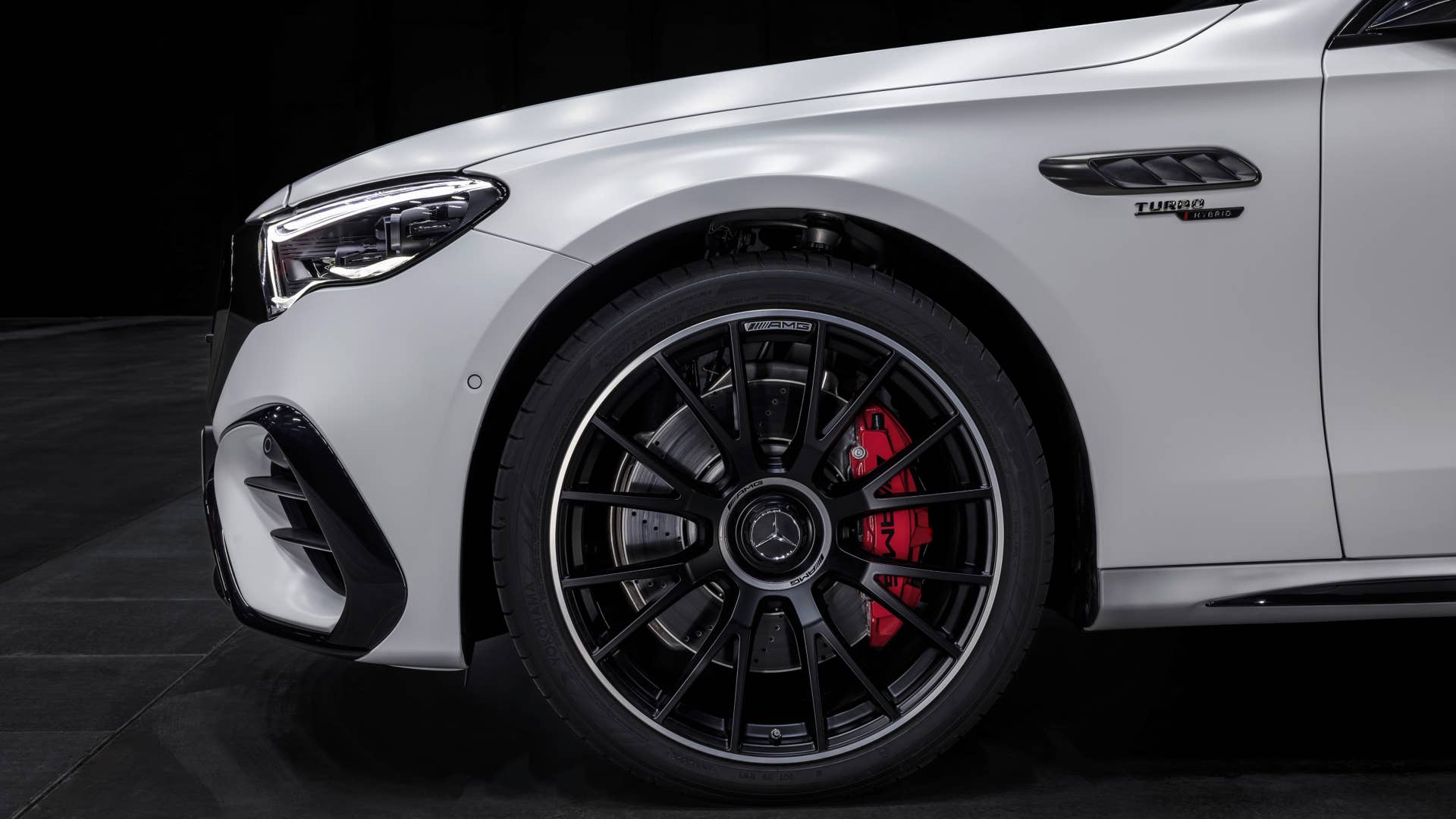 Mit dem neuen Mercedes-AMG E 53 HYBRID 4MATIC+ als Limousine und T-Modell (Energieverbrauch gewichtet kombiniert: 26,7-24,1 kWh/100 km plus 1,1-0,8l/100 km, Kraftstoffverbrauch bei entladener Batterie 9,5-8,6 l/100 km), CO₂-Emissionen kombiniert, gewichtet: 24-19 g/km, CO₂-Klasse gewichtet kombiniert: B, CO₂-Klasse bei entladener Batterie: G) [1] präsentiert die Performance- und Sportwagenmarke aus Affalterbach zwei weitere Plug-in-Hybrid-Modelle. Sie kombinieren eine ausgeprägte Performance und Fahrdynamik mit einer hohen elektrischen Reichweite. ;(Energieverbrauch gewichtet kombiniert: 26,7-24,1 kWh/100 km plus 1,1-0,8l/100 km, Kraftstoffverbrauch bei entladener Batterie 9,5-8,6 l/100 km), CO₂-Emissionen kombiniert, gewichtet: 24-19 g/km, CO₂-Klasse gewichtet kombiniert: B, CO₂-Klasse bei entladener Batterie: G) With the new Mercedes-AMG E 53 HYBRID 4MATIC+ as a saloon and estate (energy consumption combined, weighted: 26.7-24.1 kWh/100 km plus 1.1-0.8 l/100 km, fuel consumption discharged battery combined, weighted: 9.5-8.6 l/100 km, CO₂ emissions combined, weighted: 24-19 g/km, CO₂ class discharged battery combined, weighted: G)[2], the performance and sports car brand from Affalterbach is presenting two further plug-in hybrid models. They combine outstanding performance and driving dynamics with a long electric range.;(energy consumption combined, weighted: 26.7-24.1 kWh/100 km plus 1.1-0.8 l/100 km, fuel consumption discharged battery combined, weighted: 9.5-8.6 l/100 km, CO₂ emissions combined, weighted: 24-19 g/km, CO₂ class discharged battery combined, weighted: G)