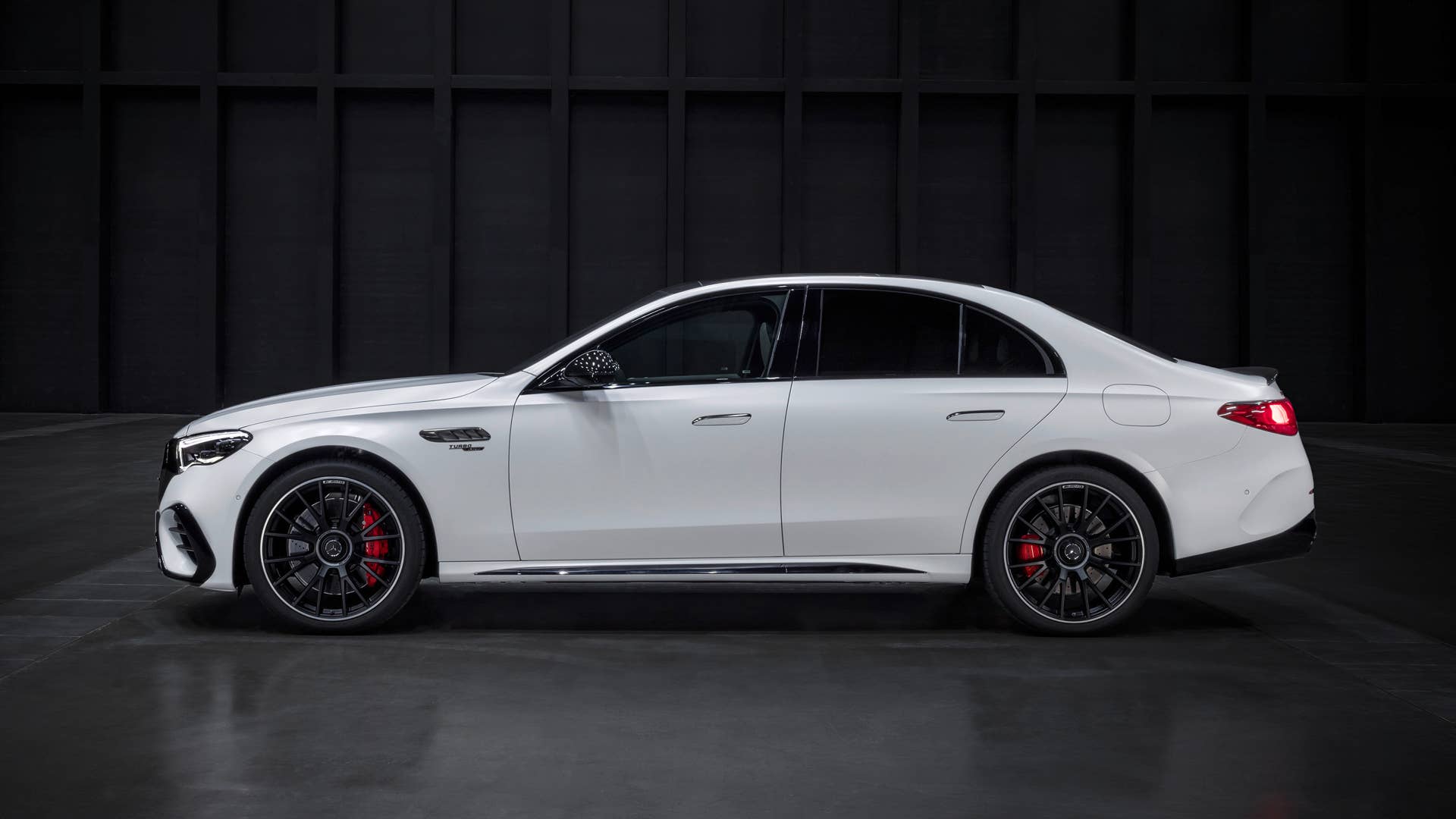 Mit dem neuen Mercedes-AMG E 53 HYBRID 4MATIC+ als Limousine und T-Modell (Energieverbrauch gewichtet kombiniert: 26,7-24,1 kWh/100 km plus 1,1-0,8l/100 km, Kraftstoffverbrauch bei entladener Batterie 9,5-8,6 l/100 km), CO₂-Emissionen kombiniert, gewichtet: 24-19 g/km, CO₂-Klasse gewichtet kombiniert: B, CO₂-Klasse bei entladener Batterie: G) [1] präsentiert die Performance- und Sportwagenmarke aus Affalterbach zwei weitere Plug-in-Hybrid-Modelle. Sie kombinieren eine ausgeprägte Performance und Fahrdynamik mit einer hohen elektrischen Reichweite. ;(Energieverbrauch gewichtet kombiniert: 26,7-24,1 kWh/100 km plus 1,1-0,8l/100 km, Kraftstoffverbrauch bei entladener Batterie 9,5-8,6 l/100 km), CO₂-Emissionen kombiniert, gewichtet: 24-19 g/km, CO₂-Klasse gewichtet kombiniert: B, CO₂-Klasse bei entladener Batterie: G) With the new Mercedes-AMG E 53 HYBRID 4MATIC+ as a saloon and estate (energy consumption combined, weighted: 26.7-24.1 kWh/100 km plus 1.1-0.8 l/100 km, fuel consumption discharged battery combined, weighted: 9.5-8.6 l/100 km, CO₂ emissions combined, weighted: 24-19 g/km, CO₂ class discharged battery combined, weighted: G)[2], the performance and sports car brand from Affalterbach is presenting two further plug-in hybrid models. They combine outstanding performance and driving dynamics with a long electric range.;(energy consumption combined, weighted: 26.7-24.1 kWh/100 km plus 1.1-0.8 l/100 km, fuel consumption discharged battery combined, weighted: 9.5-8.6 l/100 km, CO₂ emissions combined, weighted: 24-19 g/km, CO₂ class discharged battery combined, weighted: G)