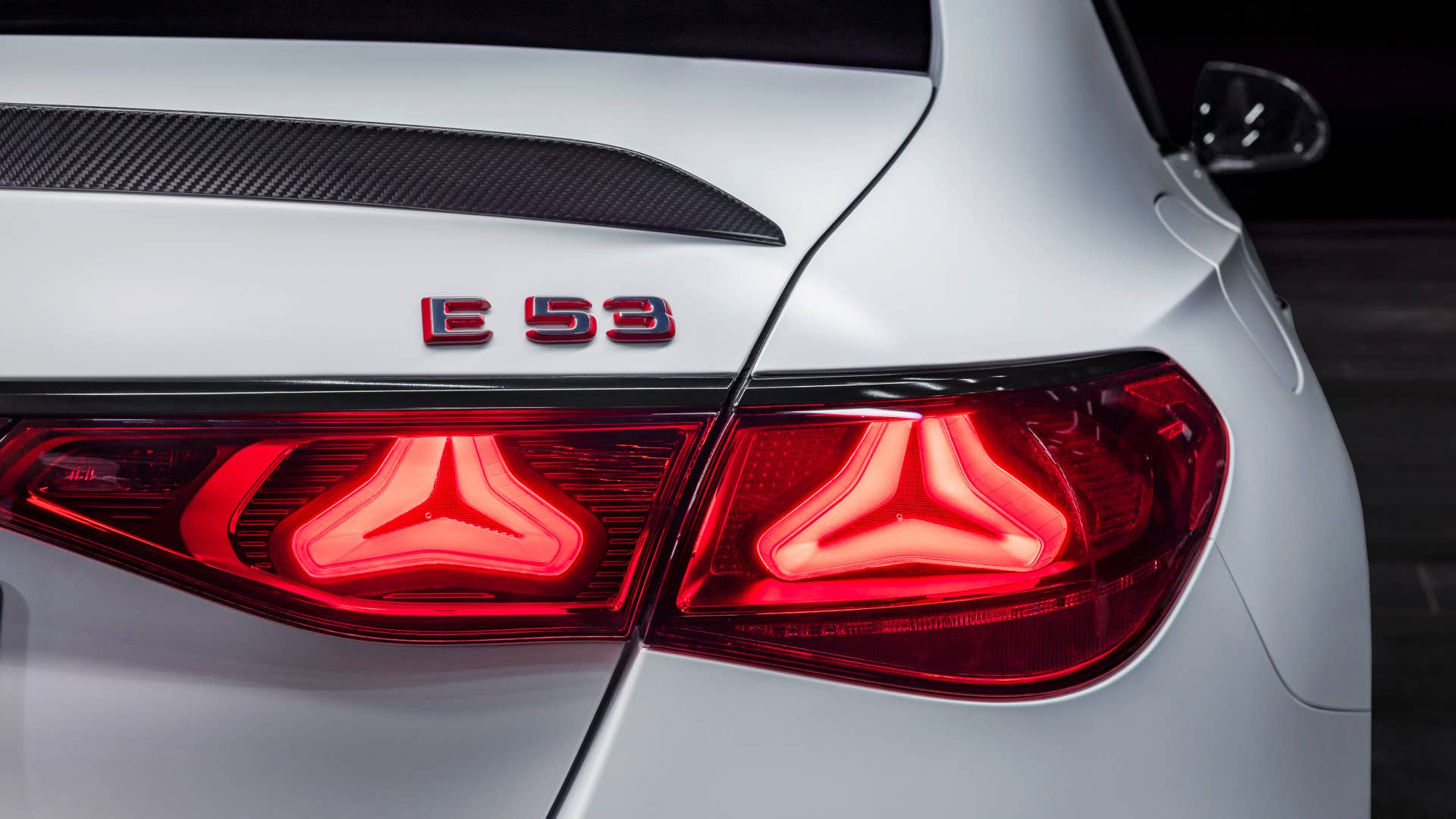 Mit dem neuen Mercedes-AMG E 53 HYBRID 4MATIC+ als Limousine und T-Modell (Energieverbrauch gewichtet kombiniert: 26,7-24,1 kWh/100 km plus 1,1-0,8l/100 km, Kraftstoffverbrauch bei entladener Batterie 9,5-8,6 l/100 km), CO₂-Emissionen kombiniert, gewichtet: 24-19 g/km, CO₂-Klasse gewichtet kombiniert: B, CO₂-Klasse bei entladener Batterie: G) [1] präsentiert die Performance- und Sportwagenmarke aus Affalterbach zwei weitere Plug-in-Hybrid-Modelle. Sie kombinieren eine ausgeprägte Performance und Fahrdynamik mit einer hohen elektrischen Reichweite. ;(Energieverbrauch gewichtet kombiniert: 26,7-24,1 kWh/100 km plus 1,1-0,8l/100 km, Kraftstoffverbrauch bei entladener Batterie 9,5-8,6 l/100 km), CO₂-Emissionen kombiniert, gewichtet: 24-19 g/km, CO₂-Klasse gewichtet kombiniert: B, CO₂-Klasse bei entladener Batterie: G) With the new Mercedes-AMG E 53 HYBRID 4MATIC+ as a saloon and estate (energy consumption combined, weighted: 26.7-24.1 kWh/100 km plus 1.1-0.8 l/100 km, fuel consumption discharged battery combined, weighted: 9.5-8.6 l/100 km, CO₂ emissions combined, weighted: 24-19 g/km, CO₂ class discharged battery combined, weighted: G)[2], the performance and sports car brand from Affalterbach is presenting two further plug-in hybrid models. They combine outstanding performance and driving dynamics with a long electric range.;(energy consumption combined, weighted: 26.7-24.1 kWh/100 km plus 1.1-0.8 l/100 km, fuel consumption discharged battery combined, weighted: 9.5-8.6 l/100 km, CO₂ emissions combined, weighted: 24-19 g/km, CO₂ class discharged battery combined, weighted: G)