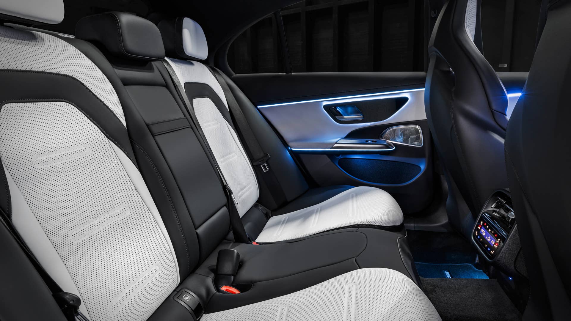 Mit dem neuen Mercedes-AMG E 53 HYBRID 4MATIC+ als Limousine und T-Modell (Energieverbrauch gewichtet kombiniert: 26,7-24,1 kWh/100 km plus 1,1-0,8l/100 km, Kraftstoffverbrauch bei entladener Batterie 9,5-8,6 l/100 km), CO₂-Emissionen kombiniert, gewichtet: 24-19 g/km, CO₂-Klasse gewichtet kombiniert: B, CO₂-Klasse bei entladener Batterie: G) [1] präsentiert die Performance- und Sportwagenmarke aus Affalterbach zwei weitere Plug-in-Hybrid-Modelle. Sie kombinieren eine ausgeprägte Performance und Fahrdynamik mit einer hohen elektrischen Reichweite. ;(Energieverbrauch gewichtet kombiniert: 26,7-24,1 kWh/100 km plus 1,1-0,8l/100 km, Kraftstoffverbrauch bei entladener Batterie 9,5-8,6 l/100 km), CO₂-Emissionen kombiniert, gewichtet: 24-19 g/km, CO₂-Klasse gewichtet kombiniert: B, CO₂-Klasse bei entladener Batterie: G) With the new Mercedes-AMG E 53 HYBRID 4MATIC+ as a saloon and estate (energy consumption combined, weighted: 26.7-24.1 kWh/100 km plus 1.1-0.8 l/100 km, fuel consumption discharged battery combined, weighted: 9.5-8.6 l/100 km, CO₂ emissions combined, weighted: 24-19 g/km, CO₂ class discharged battery combined, weighted: G)[2], the performance and sports car brand from Affalterbach is presenting two further plug-in hybrid models. They combine outstanding performance and driving dynamics with a long electric range.;(energy consumption combined, weighted: 26.7-24.1 kWh/100 km plus 1.1-0.8 l/100 km, fuel consumption discharged battery combined, weighted: 9.5-8.6 l/100 km, CO₂ emissions combined, weighted: 24-19 g/km, CO₂ class discharged battery combined, weighted: G)
