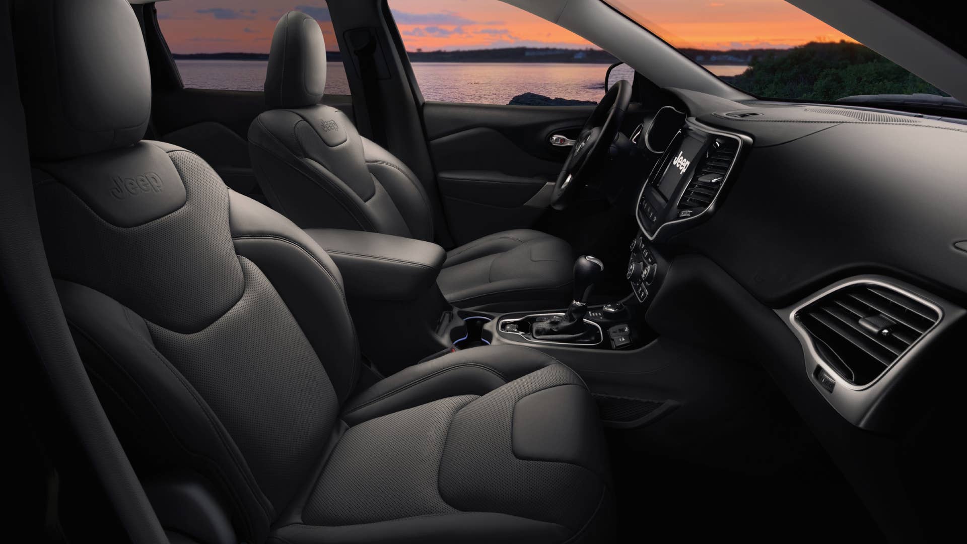 2022 Jeep® Cherokee Latitude LUX interior.