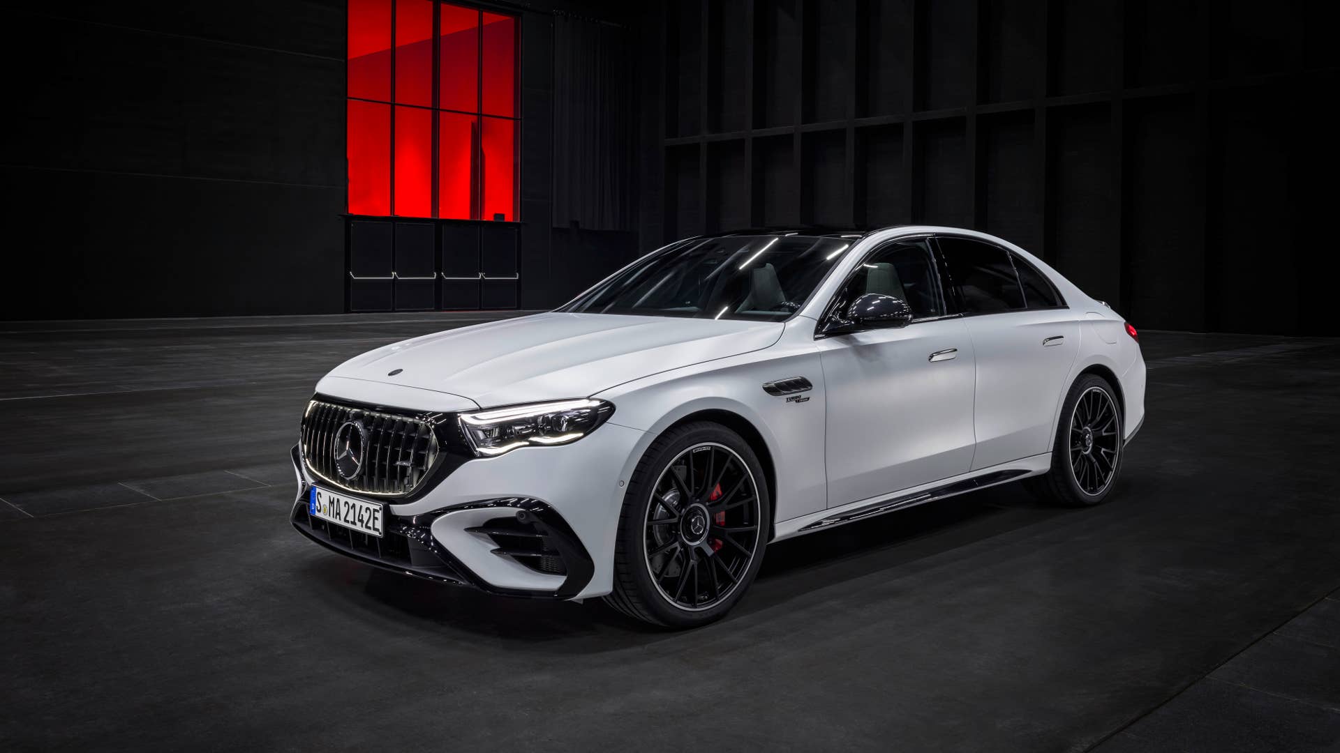 Mit dem neuen Mercedes-AMG E 53 HYBRID 4MATIC+ als Limousine und T-Modell (Energieverbrauch gewichtet kombiniert: 26,7-24,1 kWh/100 km plus 1,1-0,8l/100 km, Kraftstoffverbrauch bei entladener Batterie 9,5-8,6 l/100 km), CO₂-Emissionen kombiniert, gewichtet: 24-19 g/km, CO₂-Klasse gewichtet kombiniert: B, CO₂-Klasse bei entladener Batterie: G) [1] präsentiert die Performance- und Sportwagenmarke aus Affalterbach zwei weitere Plug-in-Hybrid-Modelle. Sie kombinieren eine ausgeprägte Performance und Fahrdynamik mit einer hohen elektrischen Reichweite. ;(Energieverbrauch gewichtet kombiniert: 26,7-24,1 kWh/100 km plus 1,1-0,8l/100 km, Kraftstoffverbrauch bei entladener Batterie 9,5-8,6 l/100 km), CO₂-Emissionen kombiniert, gewichtet: 24-19 g/km, CO₂-Klasse gewichtet kombiniert: B, CO₂-Klasse bei entladener Batterie: G) With the new Mercedes-AMG E 53 HYBRID 4MATIC+ as a saloon and estate (energy consumption combined, weighted: 26.7-24.1 kWh/100 km plus 1.1-0.8 l/100 km, fuel consumption discharged battery combined, weighted: 9.5-8.6 l/100 km, CO₂ emissions combined, weighted: 24-19 g/km, CO₂ class discharged battery combined, weighted: G)[2], the performance and sports car brand from Affalterbach is presenting two further plug-in hybrid models. They combine outstanding performance and driving dynamics with a long electric range.;(energy consumption combined, weighted: 26.7-24.1 kWh/100 km plus 1.1-0.8 l/100 km, fuel consumption discharged battery combined, weighted: 9.5-8.6 l/100 km, CO₂ emissions combined, weighted: 24-19 g/km, CO₂ class discharged battery combined, weighted: G)