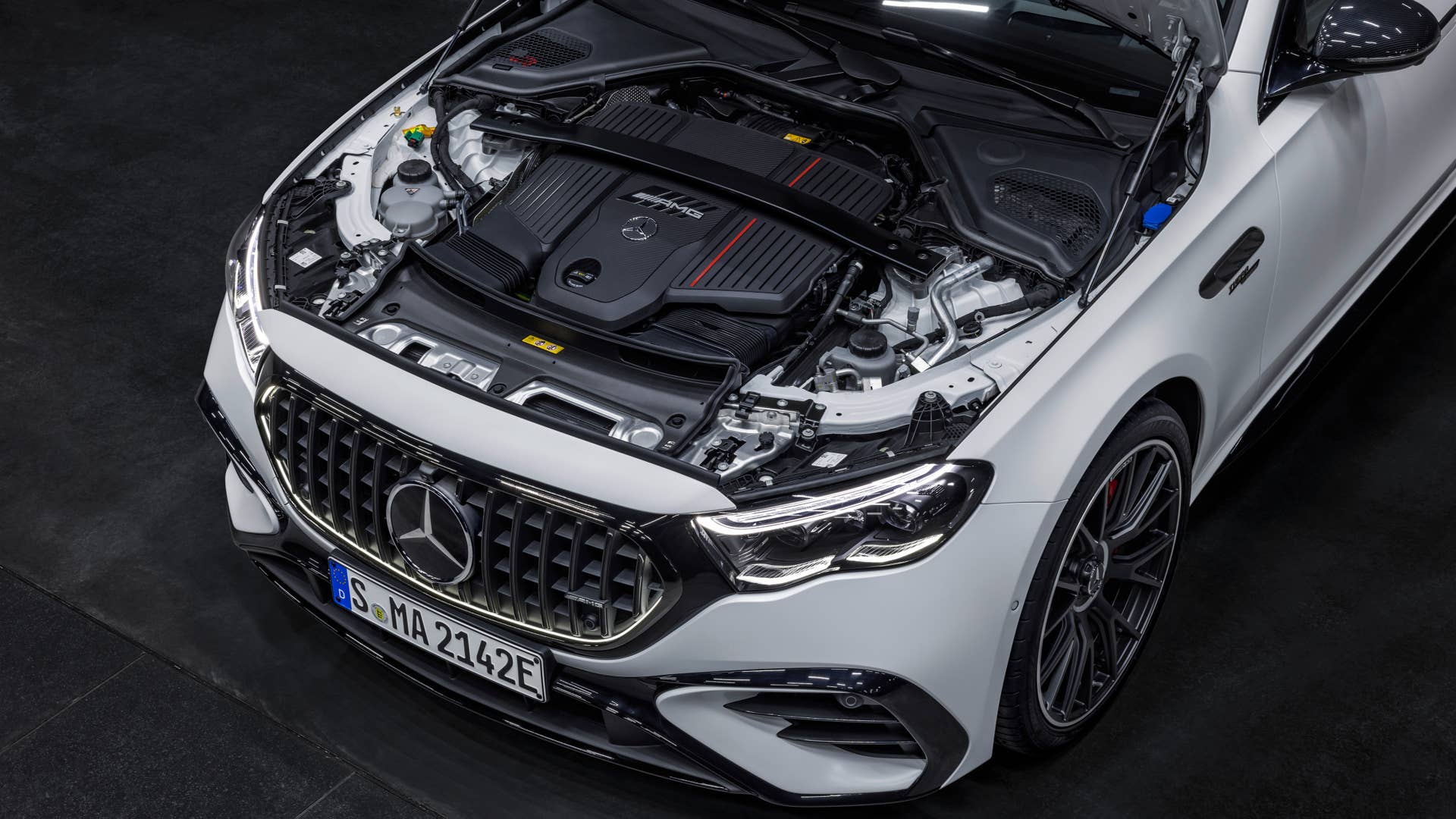 Mit dem neuen Mercedes-AMG E 53 HYBRID 4MATIC+ als Limousine und T-Modell (Energieverbrauch gewichtet kombiniert: 26,7-24,1 kWh/100 km plus 1,1-0,8l/100 km, Kraftstoffverbrauch bei entladener Batterie 9,5-8,6 l/100 km), CO₂-Emissionen kombiniert, gewichtet: 24-19 g/km, CO₂-Klasse gewichtet kombiniert: B, CO₂-Klasse bei entladener Batterie: G) [1] präsentiert die Performance- und Sportwagenmarke aus Affalterbach zwei weitere Plug-in-Hybrid-Modelle. Sie kombinieren eine ausgeprägte Performance und Fahrdynamik mit einer hohen elektrischen Reichweite. ;(Energieverbrauch gewichtet kombiniert: 26,7-24,1 kWh/100 km plus 1,1-0,8l/100 km, Kraftstoffverbrauch bei entladener Batterie 9,5-8,6 l/100 km), CO₂-Emissionen kombiniert, gewichtet: 24-19 g/km, CO₂-Klasse gewichtet kombiniert: B, CO₂-Klasse bei entladener Batterie: G) With the new Mercedes-AMG E 53 HYBRID 4MATIC+ as a saloon and estate (energy consumption combined, weighted: 26.7-24.1 kWh/100 km plus 1.1-0.8 l/100 km, fuel consumption discharged battery combined, weighted: 9.5-8.6 l/100 km, CO₂ emissions combined, weighted: 24-19 g/km, CO₂ class discharged battery combined, weighted: G)[2], the performance and sports car brand from Affalterbach is presenting two further plug-in hybrid models. They combine outstanding performance and driving dynamics with a long electric range.;(energy consumption combined, weighted: 26.7-24.1 kWh/100 km plus 1.1-0.8 l/100 km, fuel consumption discharged battery combined, weighted: 9.5-8.6 l/100 km, CO₂ emissions combined, weighted: 24-19 g/km, CO₂ class discharged battery combined, weighted: G)