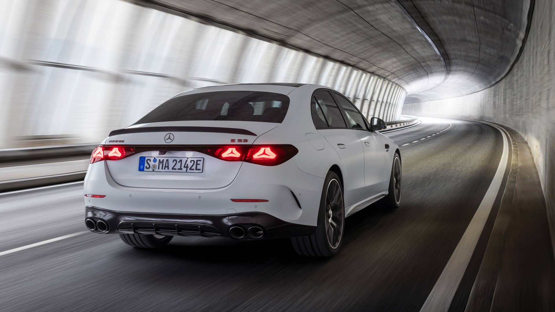 Mit dem neuen Mercedes-AMG E 53 HYBRID 4MATIC+ als Limousine und T-Modell (Energieverbrauch gewichtet kombiniert: 26,7-24,1 kWh/100 km plus 1,1-0,8l/100 km, Kraftstoffverbrauch bei entladener Batterie 9,5-8,6 l/100 km), CO₂-Emissionen kombiniert, gewichtet: 24-19 g/km, CO₂-Klasse gewichtet kombiniert: B, CO₂-Klasse bei entladener Batterie: G) [1] präsentiert die Performance- und Sportwagenmarke aus Affalterbach zwei weitere Plug-in-Hybrid-Modelle. Sie kombinieren eine ausgeprägte Performance und Fahrdynamik mit einer hohen elektrischen Reichweite. ;(Energieverbrauch gewichtet kombiniert: 26,7-24,1 kWh/100 km plus 1,1-0,8l/100 km, Kraftstoffverbrauch bei entladener Batterie 9,5-8,6 l/100 km), CO₂-Emissionen kombiniert, gewichtet: 24-19 g/km, CO₂-Klasse gewichtet kombiniert: B, CO₂-Klasse bei entladener Batterie: G) With the new Mercedes-AMG E 53 HYBRID 4MATIC+ as a saloon and estate (energy consumption combined, weighted: 26.7-24.1 kWh/100 km plus 1.1-0.8 l/100 km, fuel consumption discharged battery combined, weighted: 9.5-8.6 l/100 km, CO₂ emissions combined, weighted: 24-19 g/km, CO₂ class discharged battery combined, weighted: G)[2], the performance and sports car brand from Affalterbach is presenting two further plug-in hybrid models. They combine outstanding performance and driving dynamics with a long electric range.;(energy consumption combined, weighted: 26.7-24.1 kWh/100 km plus 1.1-0.8 l/100 km, fuel consumption discharged battery combined, weighted: 9.5-8.6 l/100 km, CO₂ emissions combined, weighted: 24-19 g/km, CO₂ class discharged battery combined, weighted: G)