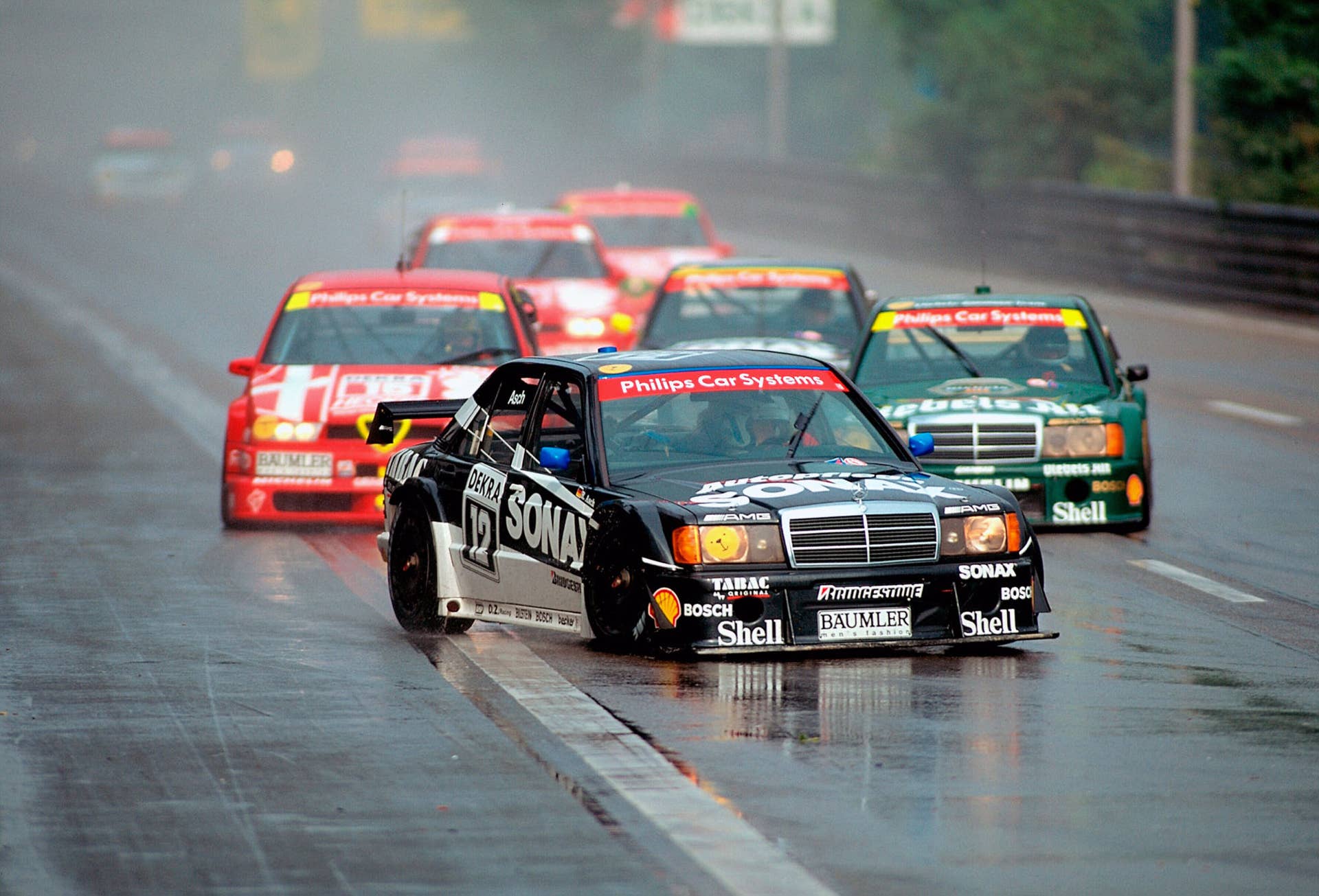 AMG Mercedes Rennsport-Tourenwagen 190 E Klasse 1 der Baureihe W 201. Eingesetzt in der Deutschen Tourenwagen-Meisterschaft (DTM). Fahrzeug von Roland Asch beim ADAC Avus-Rennen in Berlin am 12. September 1993. Asch gewinnt beide Läufe des Rennens. (Fotosignatur der Mercedes-Benz Classic Archive: A93F2152) AMG Mercedes racing touring car 190 E Class 1 of the W 201 model series. Used in the DTM. Vehicle driven by Roland Asch at the ADAC Avus race in Berlin on 12 September 1993. Asch won both races. (Photo signature in the Mercedes-Benz Classic archives: A93F2152)
