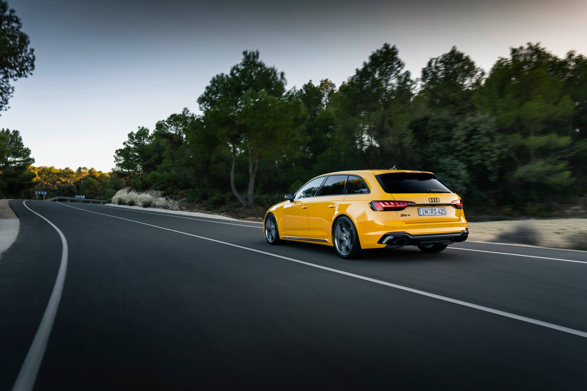 Dynamic photo, Colour: Imola Yellow