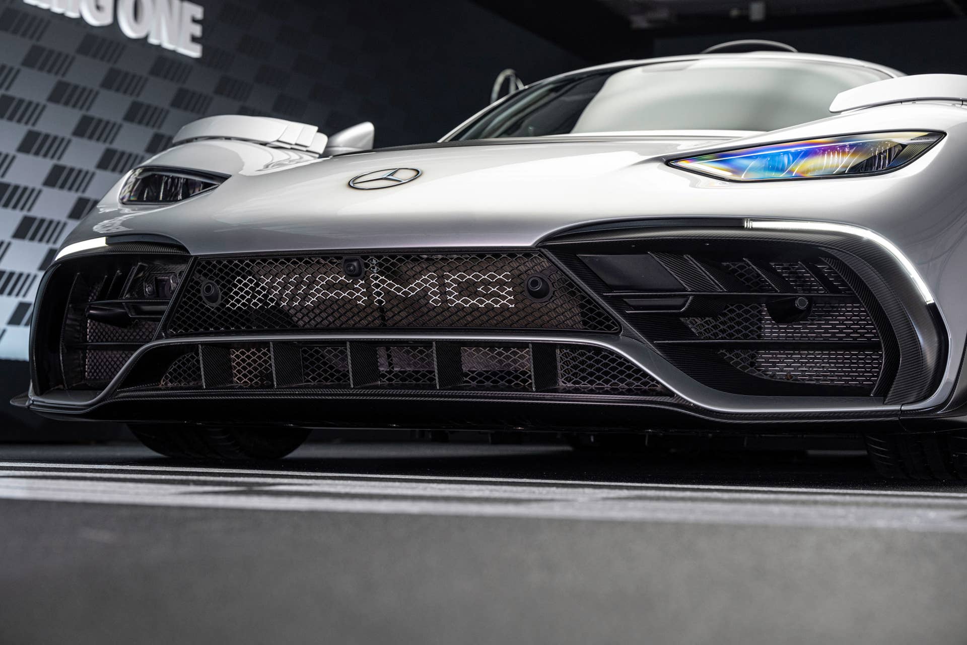 Mercedes-AMG ONE (Kraftstoffverbrauch gewichtet, kombiniert: 8,7 l/100 km; CO2 Emissionen gewichtet, kombiniert: 198 g/km; Stromverbrauch gewichtet, kombiniert: 32 kWh/100 km)  [Angaben zu Verbrauch und CO2-Emissionen sind vorläufig und wurden intern nach Maßgabe der Zertifizierungsmethode „WLTP-Prüfverfahren“ ermittelt. Es liegen bislang weder bestätigte Werte vom Technischen Dienst noch eine EG-Typgenehmigung noch eine Konformitätsbescheinigung mit amtlichen Werten vor. Abweichungen zwischen den Angaben und den amtlichen Werten sind möglich.] Mercedes-AMG ONE  (combined weighted fuel consumption: 8.7 l/100 km; combined weighted CO2 emissions: 198 g/km; combined weighted electrical consumption: 32 kWh/100 km)  [The figures for fuel consumption and CO2 emissions are provisional and were determined internally in accordance with the "WLTP test procedure" certification method. Confirmed values from the technical service or an EC type approval or certificate of conformity with official values are not yet available. Differences between the stated figures and the official figures are possible]