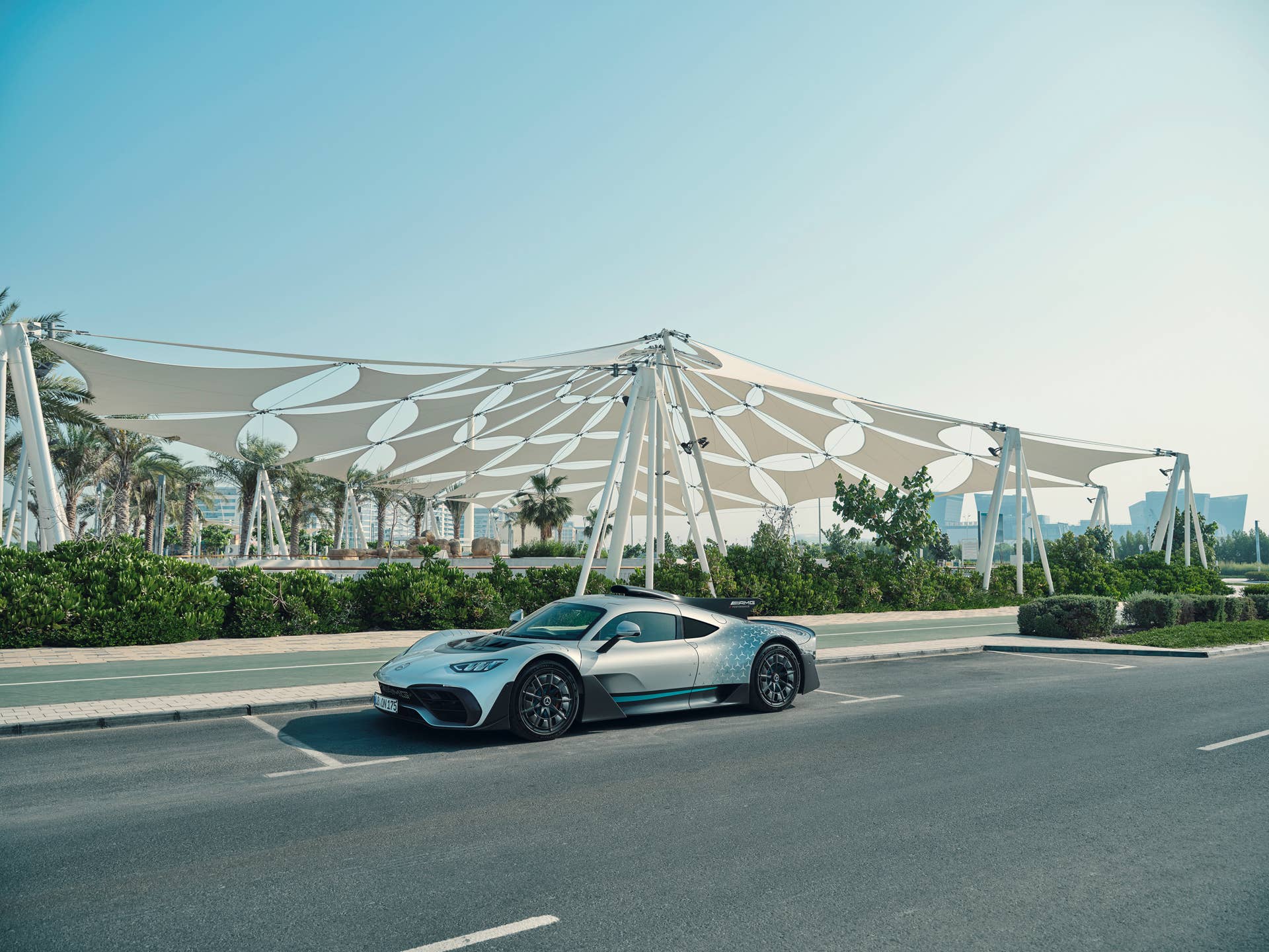 Mercedes-AMG ONE (Kraftstoffverbrauch gewichtet, kombiniert: 8,7 l/100 km; CO2‑Emissionen gewichtet, kombiniert: 198 g/km; Stromverbrauch gewichtet, kombiniert: 32 kWh/100 km), ] [1] Die Angaben zu Verbrauch und CO2-Emissionen sind vorläufig und wurden intern nach Maßgabe der Zertifizierungsmethode „WLTP-Prüfverfahren“ ermittelt. Es liegen bislang weder bestätigte Werte vom Technischen Dienst noch eine EG-Typgenehmigung noch eine Konformitätsbescheinigung mit amtlichen Werten vor. Abweichungen zwischen den Angaben und den amtlichen Werten sind möglich. Mercedes-AMG ONE (fuel consumption weighted, combined: 8.7 l/100 km; CO2 emissions weighted, combined: 198 g/km; electricity consumption weighted, combined: 32 kWh/100 km), The figures for fuel consumption and CO2 emissions are provisional and were determined internally in accordance with the "WLTP test procedure" certification method. Confirmed values from the technical service or an EC type approval or certificate of conformity with official values are not yet available. Differences between the stated figures and the official figures are possible