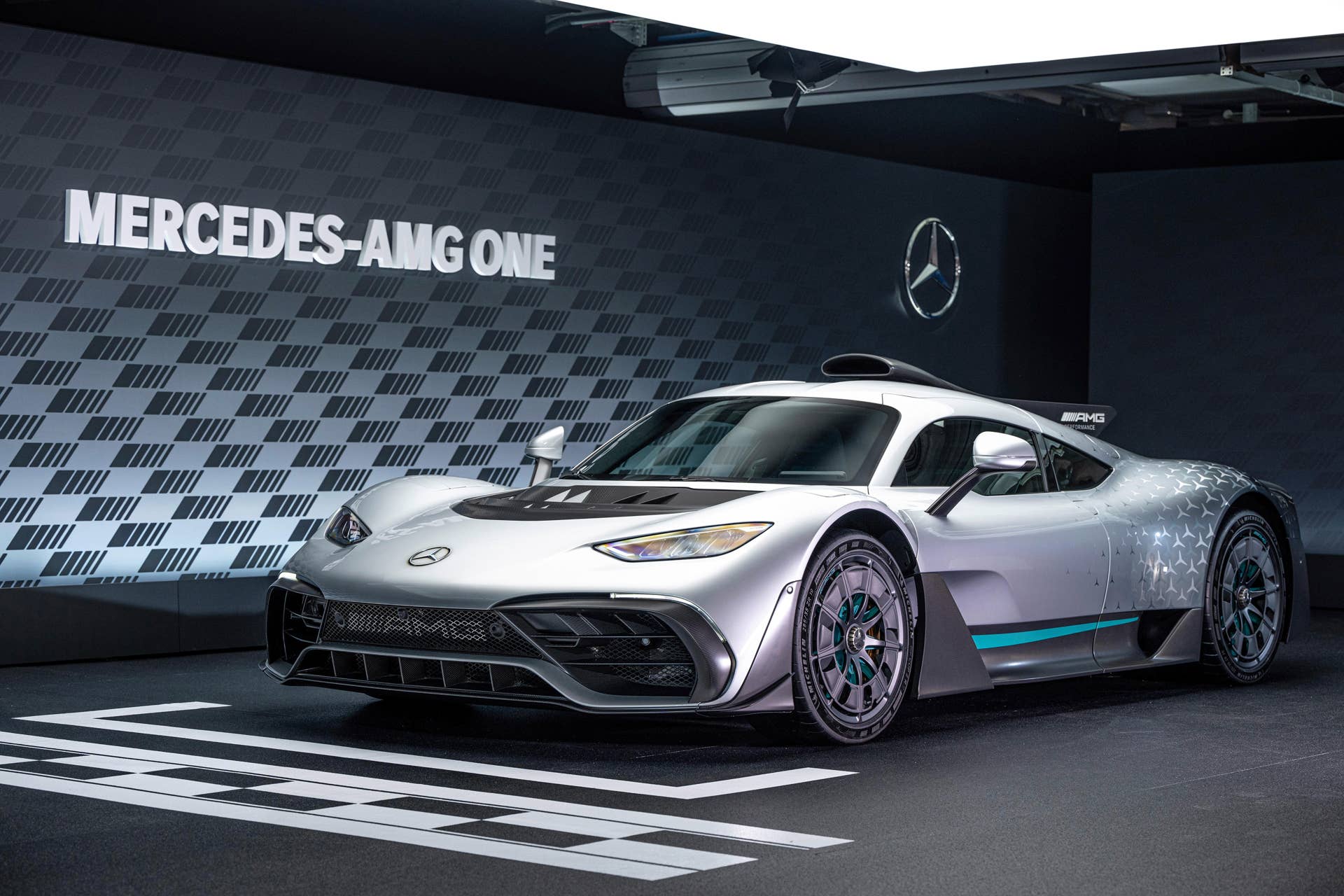 Mercedes-AMG ONE (Kraftstoffverbrauch gewichtet, kombiniert: 8,7 l/100 km; CO2 Emissionen gewichtet, kombiniert: 198 g/km; Stromverbrauch gewichtet, kombiniert: 32 kWh/100 km)  [Angaben zu Verbrauch und CO2-Emissionen sind vorläufig und wurden intern nach Maßgabe der Zertifizierungsmethode „WLTP-Prüfverfahren“ ermittelt. Es liegen bislang weder bestätigte Werte vom Technischen Dienst noch eine EG-Typgenehmigung noch eine Konformitätsbescheinigung mit amtlichen Werten vor. Abweichungen zwischen den Angaben und den amtlichen Werten sind möglich.] Mercedes-AMG ONE  (combined weighted fuel consumption: 8.7 l/100 km; combined weighted CO2 emissions: 198 g/km; combined weighted electrical consumption: 32 kWh/100 km)  [The figures for fuel consumption and CO2 emissions are provisional and were determined internally in accordance with the "WLTP test procedure" certification method. Confirmed values from the technical service or an EC type approval or certificate of conformity with official values are not yet available. Differences between the stated figures and the official figures are possible]
