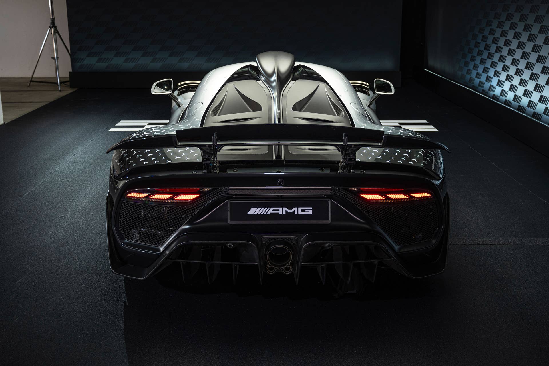 Mercedes-AMG ONE (Kraftstoffverbrauch gewichtet, kombiniert: 8,7 l/100 km; CO2 Emissionen gewichtet, kombiniert: 198 g/km; Stromverbrauch gewichtet, kombiniert: 32 kWh/100 km)  [Angaben zu Verbrauch und CO2-Emissionen sind vorläufig und wurden intern nach Maßgabe der Zertifizierungsmethode „WLTP-Prüfverfahren“ ermittelt. Es liegen bislang weder bestätigte Werte vom Technischen Dienst noch eine EG-Typgenehmigung noch eine Konformitätsbescheinigung mit amtlichen Werten vor. Abweichungen zwischen den Angaben und den amtlichen Werten sind möglich.] Mercedes-AMG ONE  (combined weighted fuel consumption: 8.7 l/100 km; combined weighted CO2 emissions: 198 g/km; combined weighted electrical consumption: 32 kWh/100 km)  [The figures for fuel consumption and CO2 emissions are provisional and were determined internally in accordance with the "WLTP test procedure" certification method. Confirmed values from the technical service or an EC type approval or certificate of conformity with official values are not yet available. Differences between the stated figures and the official figures are possible]