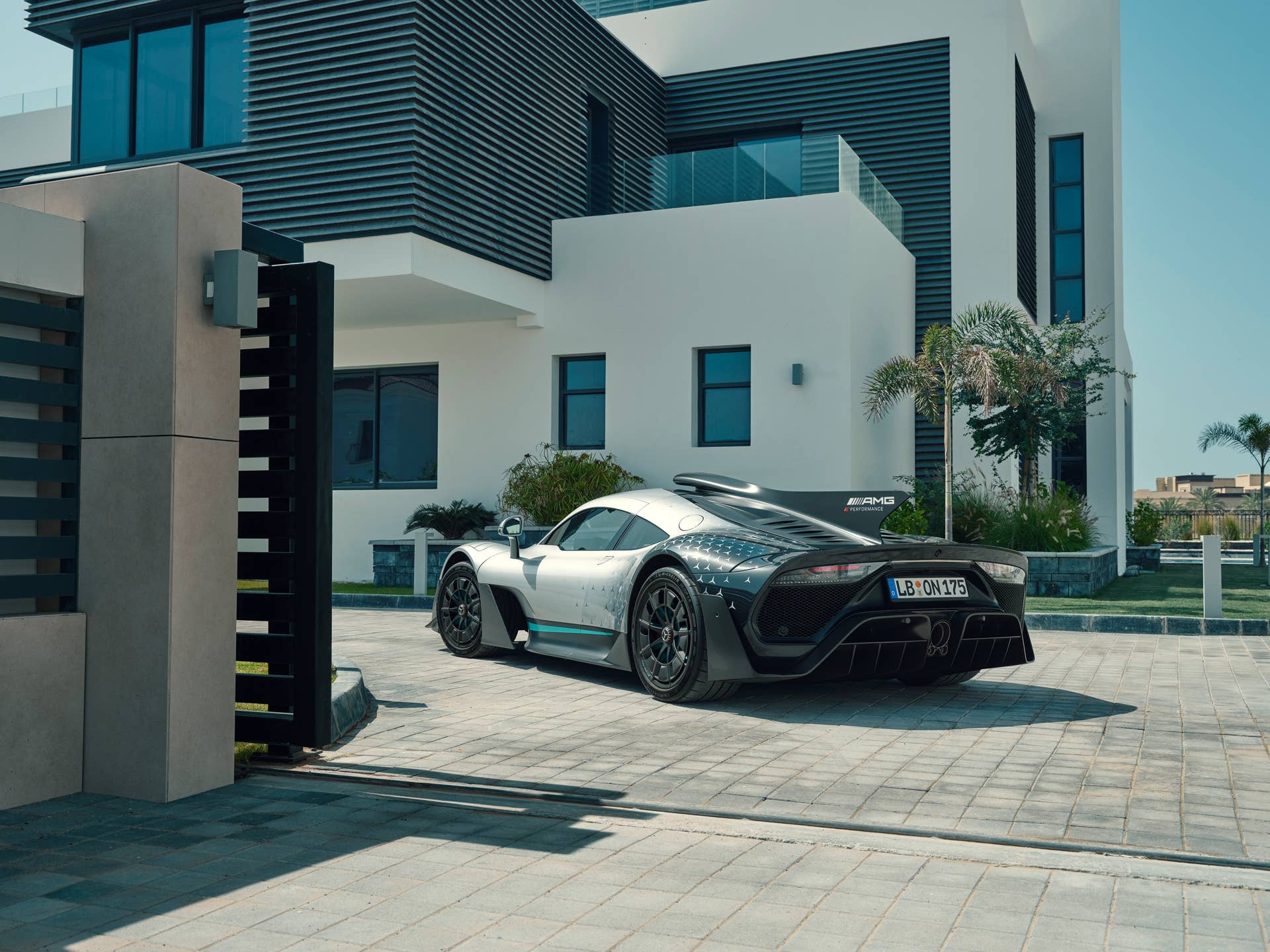 Mercedes-AMG ONE (Kraftstoffverbrauch gewichtet, kombiniert: 8,7 l/100 km; CO2‑Emissionen gewichtet, kombiniert: 198 g/km; Stromverbrauch gewichtet, kombiniert: 32 kWh/100 km), ] [1] Die Angaben zu Verbrauch und CO2-Emissionen sind vorläufig und wurden intern nach Maßgabe der Zertifizierungsmethode „WLTP-Prüfverfahren“ ermittelt. Es liegen bislang weder bestätigte Werte vom Technischen Dienst noch eine EG-Typgenehmigung noch eine Konformitätsbescheinigung mit amtlichen Werten vor. Abweichungen zwischen den Angaben und den amtlichen Werten sind möglich. Mercedes-AMG ONE (fuel consumption weighted, combined: 8.7 l/100 km; CO2 emissions weighted, combined: 198 g/km; electricity consumption weighted, combined: 32 kWh/100 km), The figures for fuel consumption and CO2 emissions are provisional and were determined internally in accordance with the "WLTP test procedure" certification method. Confirmed values from the technical service or an EC type approval or certificate of conformity with official values are not yet available. Differences between the stated figures and the official figures are possible