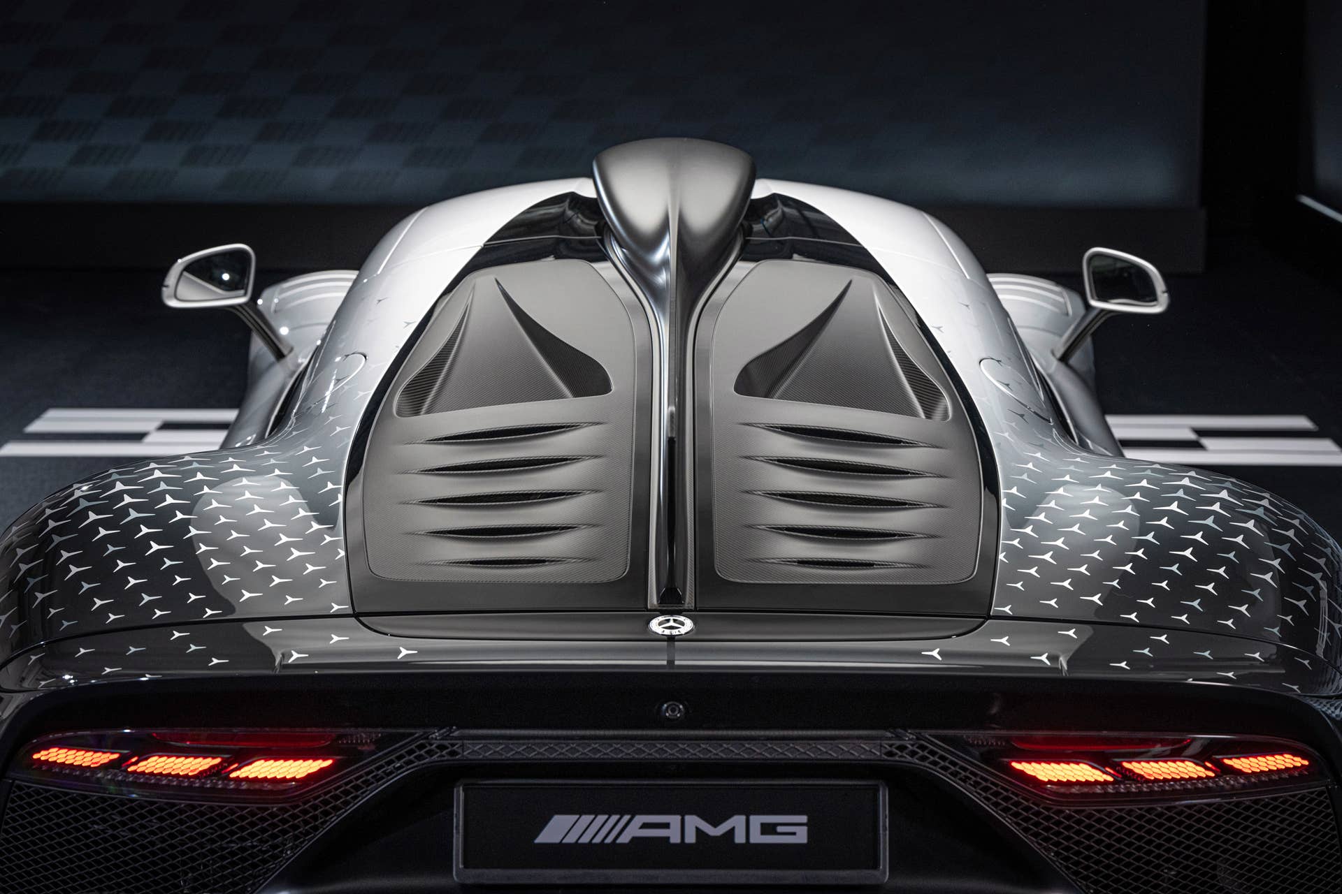 Mercedes-AMG ONE (Kraftstoffverbrauch gewichtet, kombiniert: 8,7 l/100 km; CO2 Emissionen gewichtet, kombiniert: 198 g/km; Stromverbrauch gewichtet, kombiniert: 32 kWh/100 km)  [Angaben zu Verbrauch und CO2-Emissionen sind vorläufig und wurden intern nach Maßgabe der Zertifizierungsmethode „WLTP-Prüfverfahren“ ermittelt. Es liegen bislang weder bestätigte Werte vom Technischen Dienst noch eine EG-Typgenehmigung noch eine Konformitätsbescheinigung mit amtlichen Werten vor. Abweichungen zwischen den Angaben und den amtlichen Werten sind möglich.] Mercedes-AMG ONE  (combined weighted fuel consumption: 8.7 l/100 km; combined weighted CO2 emissions: 198 g/km; combined weighted electrical consumption: 32 kWh/100 km)  [The figures for fuel consumption and CO2 emissions are provisional and were determined internally in accordance with the "WLTP test procedure" certification method. Confirmed values from the technical service or an EC type approval or certificate of conformity with official values are not yet available. Differences between the stated figures and the official figures are possible]