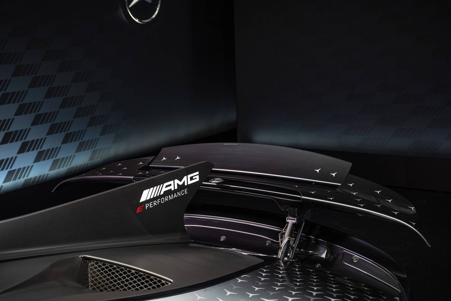 Mercedes-AMG ONE (Kraftstoffverbrauch gewichtet, kombiniert: 8,7 l/100 km; CO2 Emissionen gewichtet, kombiniert: 198 g/km; Stromverbrauch gewichtet, kombiniert: 32 kWh/100 km)  [Angaben zu Verbrauch und CO2-Emissionen sind vorläufig und wurden intern nach Maßgabe der Zertifizierungsmethode „WLTP-Prüfverfahren“ ermittelt. Es liegen bislang weder bestätigte Werte vom Technischen Dienst noch eine EG-Typgenehmigung noch eine Konformitätsbescheinigung mit amtlichen Werten vor. Abweichungen zwischen den Angaben und den amtlichen Werten sind möglich.] Mercedes-AMG ONE  (combined weighted fuel consumption: 8.7 l/100 km; combined weighted CO2 emissions: 198 g/km; combined weighted electrical consumption: 32 kWh/100 km)  [The figures for fuel consumption and CO2 emissions are provisional and were determined internally in accordance with the "WLTP test procedure" certification method. Confirmed values from the technical service or an EC type approval or certificate of conformity with official values are not yet available. Differences between the stated figures and the official figures are possible]