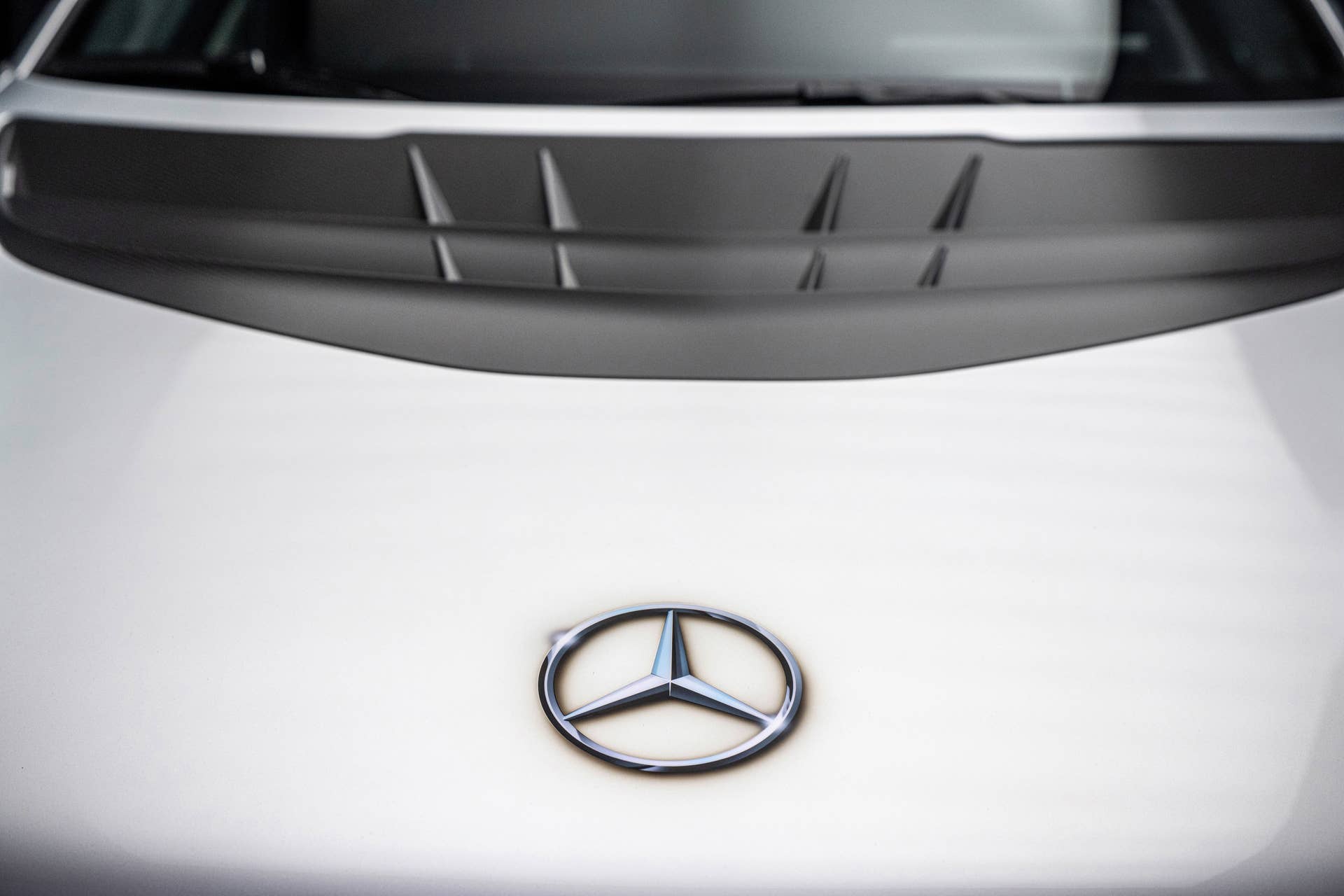 Mercedes-AMG ONE (Kraftstoffverbrauch gewichtet, kombiniert: 8,7 l/100 km; CO2 Emissionen gewichtet, kombiniert: 198 g/km; Stromverbrauch gewichtet, kombiniert: 32 kWh/100 km)  [Angaben zu Verbrauch und CO2-Emissionen sind vorläufig und wurden intern nach Maßgabe der Zertifizierungsmethode „WLTP-Prüfverfahren“ ermittelt. Es liegen bislang weder bestätigte Werte vom Technischen Dienst noch eine EG-Typgenehmigung noch eine Konformitätsbescheinigung mit amtlichen Werten vor. Abweichungen zwischen den Angaben und den amtlichen Werten sind möglich.] Mercedes-AMG ONE  (combined weighted fuel consumption: 8.7 l/100 km; combined weighted CO2 emissions: 198 g/km; combined weighted electrical consumption: 32 kWh/100 km)  [The figures for fuel consumption and CO2 emissions are provisional and were determined internally in accordance with the "WLTP test procedure" certification method. Confirmed values from the technical service or an EC type approval or certificate of conformity with official values are not yet available. Differences between the stated figures and the official figures are possible]