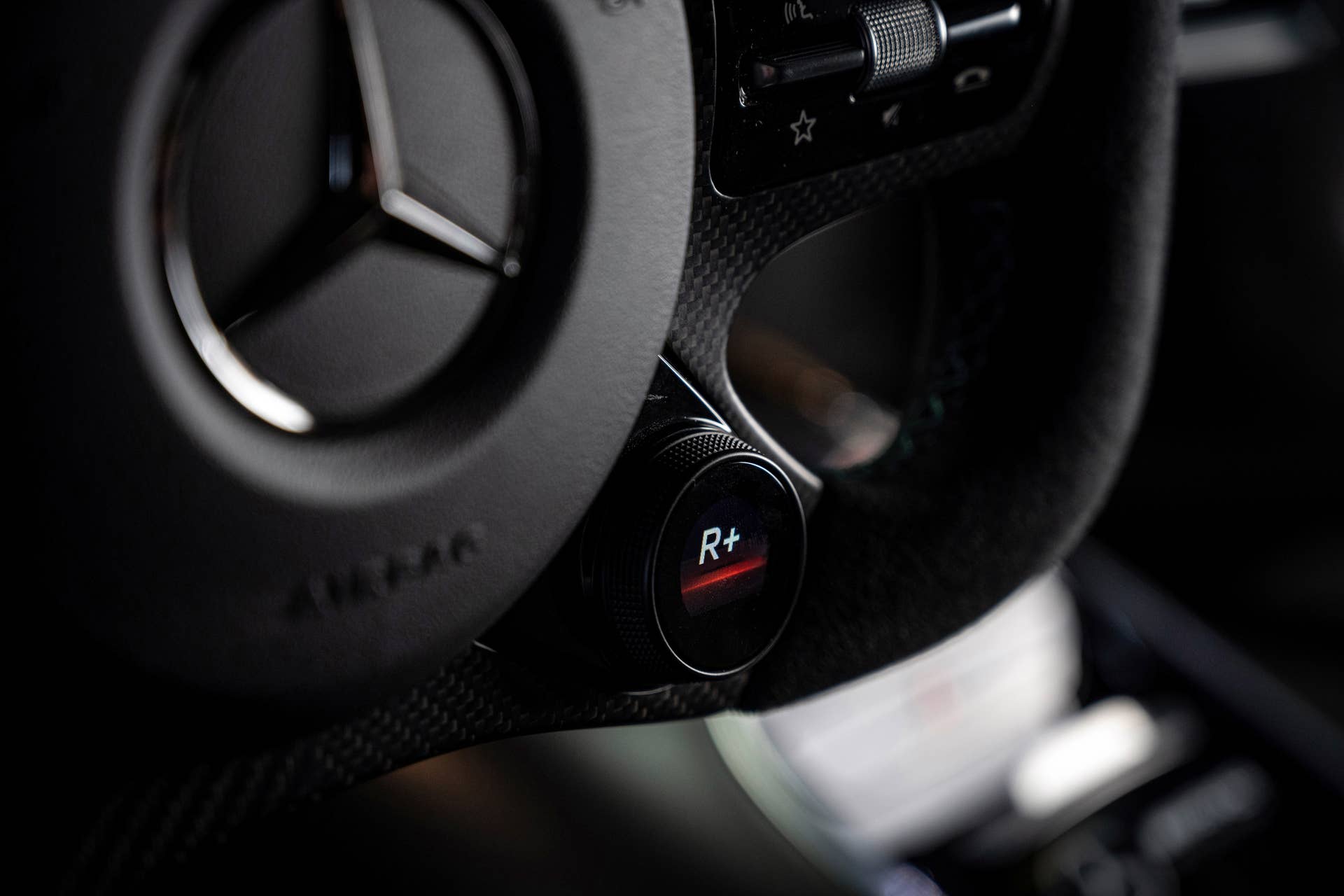Mercedes-AMG ONE (Kraftstoffverbrauch gewichtet, kombiniert: 8,7 l/100 km; CO2 Emissionen gewichtet, kombiniert: 198 g/km; Stromverbrauch gewichtet, kombiniert: 32 kWh/100 km)  [Angaben zu Verbrauch und CO2-Emissionen sind vorläufig und wurden intern nach Maßgabe der Zertifizierungsmethode „WLTP-Prüfverfahren“ ermittelt. Es liegen bislang weder bestätigte Werte vom Technischen Dienst noch eine EG-Typgenehmigung noch eine Konformitätsbescheinigung mit amtlichen Werten vor. Abweichungen zwischen den Angaben und den amtlichen Werten sind möglich.] Mercedes-AMG ONE  (combined weighted fuel consumption: 8.7 l/100 km; combined weighted CO2 emissions: 198 g/km; combined weighted electrical consumption: 32 kWh/100 km)  [The figures for fuel consumption and CO2 emissions are provisional and were determined internally in accordance with the "WLTP test procedure" certification method. Confirmed values from the technical service or an EC type approval or certificate of conformity with official values are not yet available. Differences between the stated figures and the official figures are possible]
