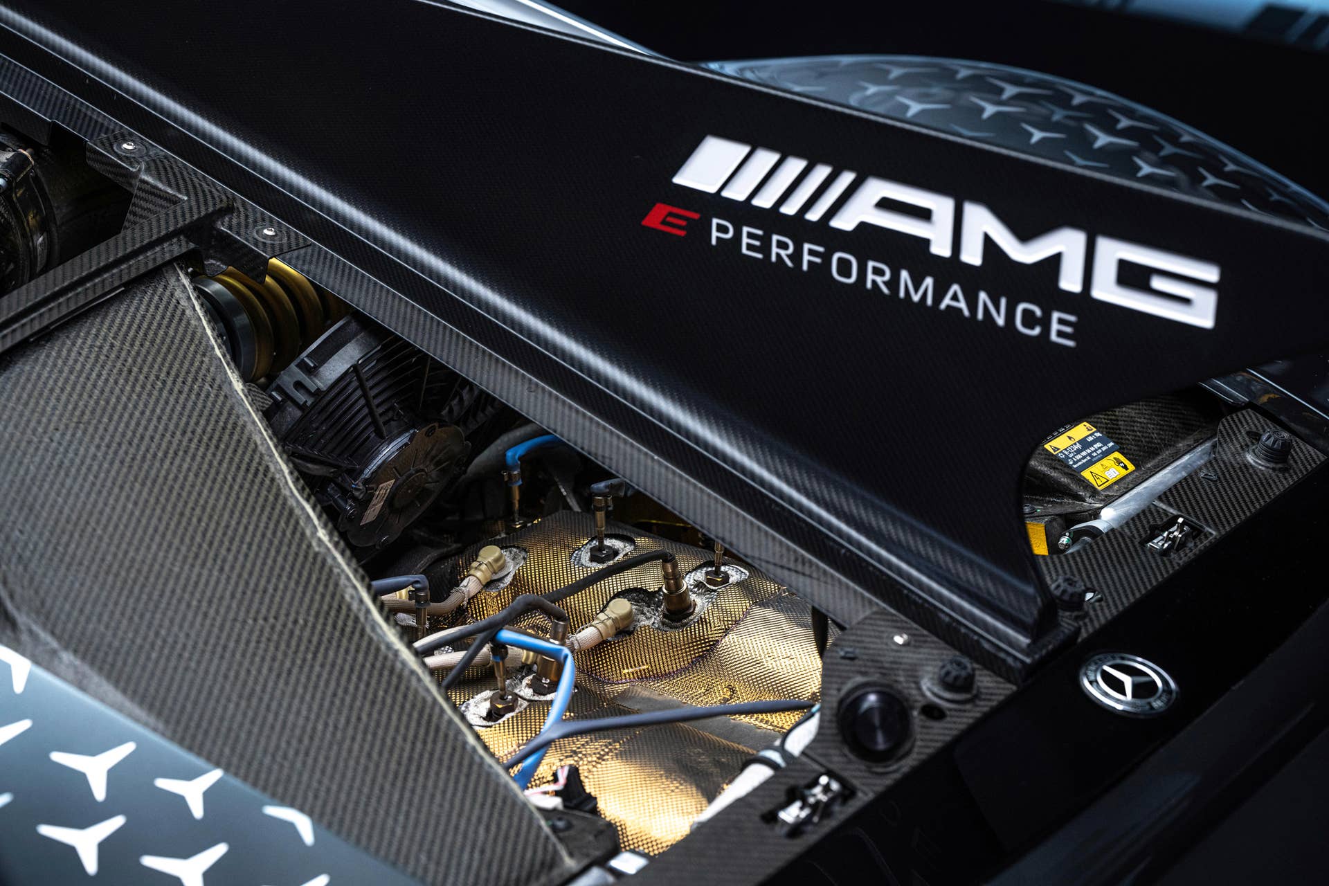 Mercedes-AMG ONE (Kraftstoffverbrauch gewichtet, kombiniert: 8,7 l/100 km; CO2 Emissionen gewichtet, kombiniert: 198 g/km; Stromverbrauch gewichtet, kombiniert: 32 kWh/100 km)  [Angaben zu Verbrauch und CO2-Emissionen sind vorläufig und wurden intern nach Maßgabe der Zertifizierungsmethode „WLTP-Prüfverfahren“ ermittelt. Es liegen bislang weder bestätigte Werte vom Technischen Dienst noch eine EG-Typgenehmigung noch eine Konformitätsbescheinigung mit amtlichen Werten vor. Abweichungen zwischen den Angaben und den amtlichen Werten sind möglich.] Mercedes-AMG ONE  (combined weighted fuel consumption: 8.7 l/100 km; combined weighted CO2 emissions: 198 g/km; combined weighted electrical consumption: 32 kWh/100 km)  [The figures for fuel consumption and CO2 emissions are provisional and were determined internally in accordance with the "WLTP test procedure" certification method. Confirmed values from the technical service or an EC type approval or certificate of conformity with official values are not yet available. Differences between the stated figures and the official figures are possible]