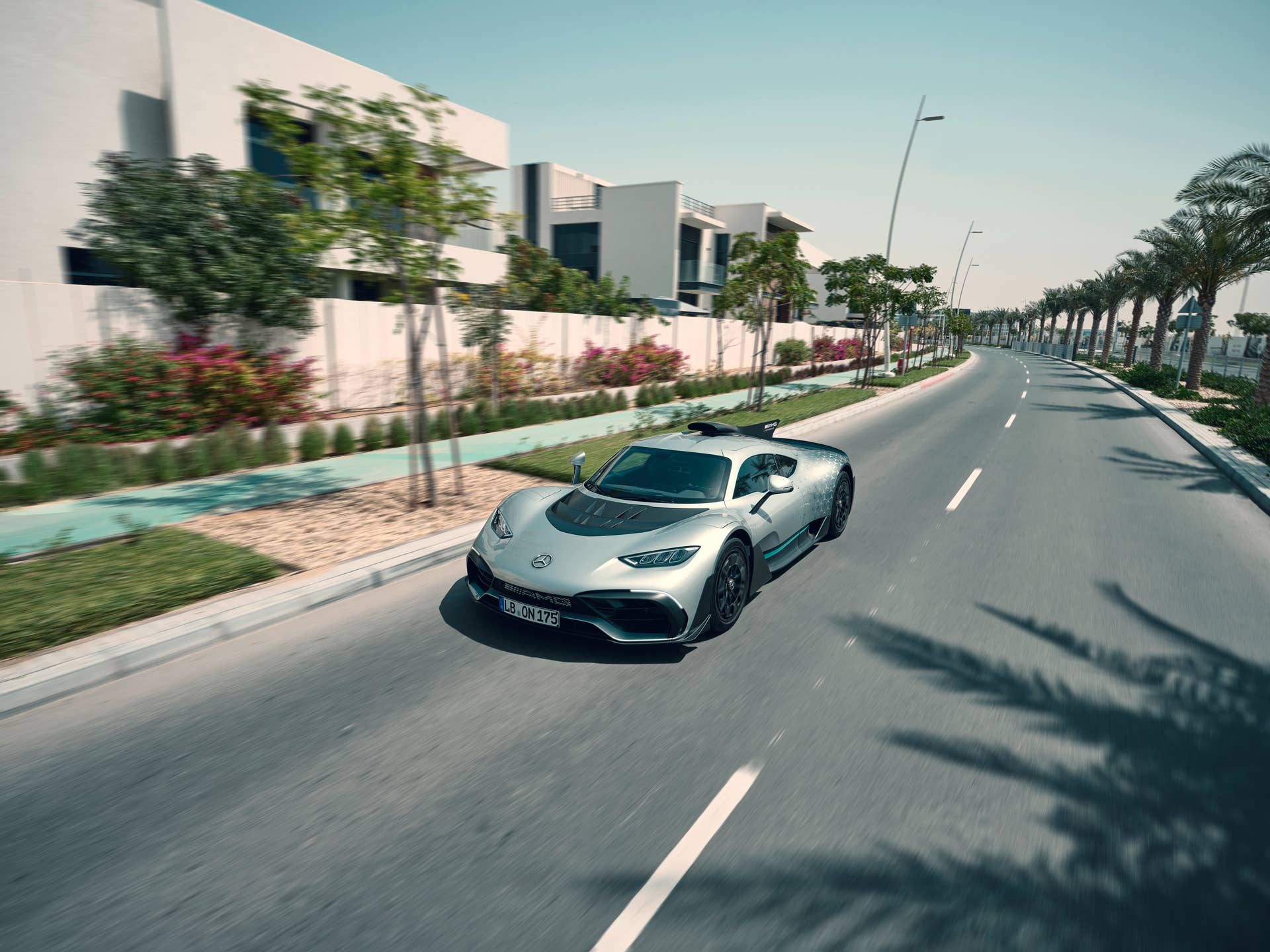 Mercedes-AMG ONE (Kraftstoffverbrauch gewichtet, kombiniert: 8,7 l/100 km; CO2‑Emissionen gewichtet, kombiniert: 198 g/km; Stromverbrauch gewichtet, kombiniert: 32 kWh/100 km), ] [1] Die Angaben zu Verbrauch und CO2-Emissionen sind vorläufig und wurden intern nach Maßgabe der Zertifizierungsmethode „WLTP-Prüfverfahren“ ermittelt. Es liegen bislang weder bestätigte Werte vom Technischen Dienst noch eine EG-Typgenehmigung noch eine Konformitätsbescheinigung mit amtlichen Werten vor. Abweichungen zwischen den Angaben und den amtlichen Werten sind möglich. Mercedes-AMG ONE (fuel consumption weighted, combined: 8.7 l/100 km; CO2 emissions weighted, combined: 198 g/km; electricity consumption weighted, combined: 32 kWh/100 km), The figures for fuel consumption and CO2 emissions are provisional and were determined internally in accordance with the "WLTP test procedure" certification method. Confirmed values from the technical service or an EC type approval or certificate of conformity with official values are not yet available. Differences between the stated figures and the official figures are possible