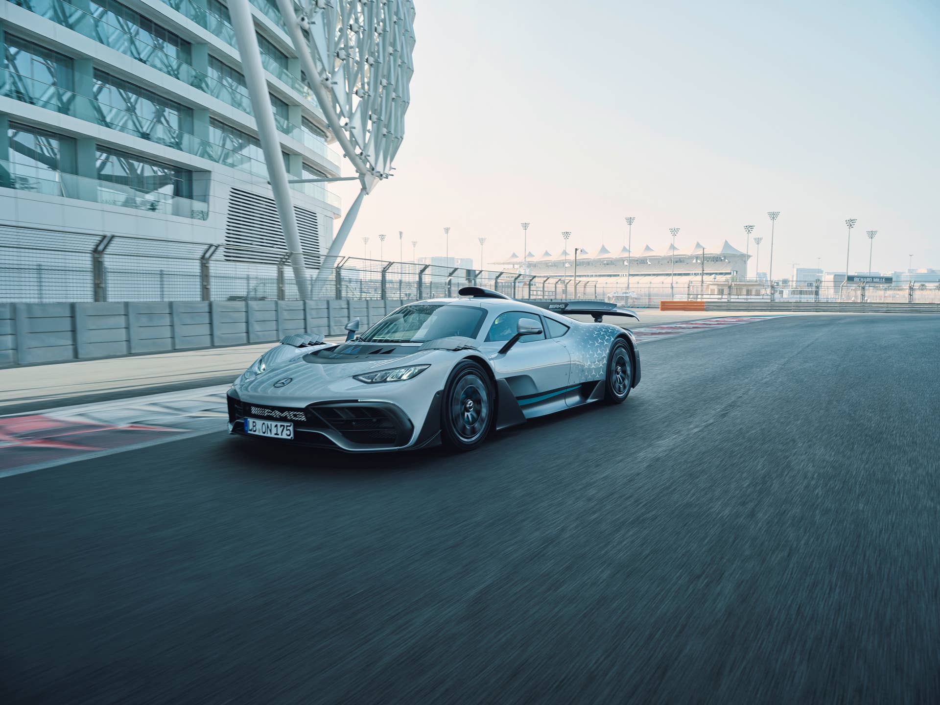 Mercedes-AMG ONE (Kraftstoffverbrauch gewichtet, kombiniert: 8,7 l/100 km; CO2‑Emissionen gewichtet, kombiniert: 198 g/km; Stromverbrauch gewichtet, kombiniert: 32 kWh/100 km), ] [1] Die Angaben zu Verbrauch und CO2-Emissionen sind vorläufig und wurden intern nach Maßgabe der Zertifizierungsmethode „WLTP-Prüfverfahren“ ermittelt. Es liegen bislang weder bestätigte Werte vom Technischen Dienst noch eine EG-Typgenehmigung noch eine Konformitätsbescheinigung mit amtlichen Werten vor. Abweichungen zwischen den Angaben und den amtlichen Werten sind möglich. Mercedes-AMG ONE (fuel consumption weighted, combined: 8.7 l/100 km; CO2 emissions weighted, combined: 198 g/km; electricity consumption weighted, combined: 32 kWh/100 km), The figures for fuel consumption and CO2 emissions are provisional and were determined internally in accordance with the "WLTP test procedure" certification method. Confirmed values from the technical service or an EC type approval or certificate of conformity with official values are not yet available. Differences between the stated figures and the official figures are possible