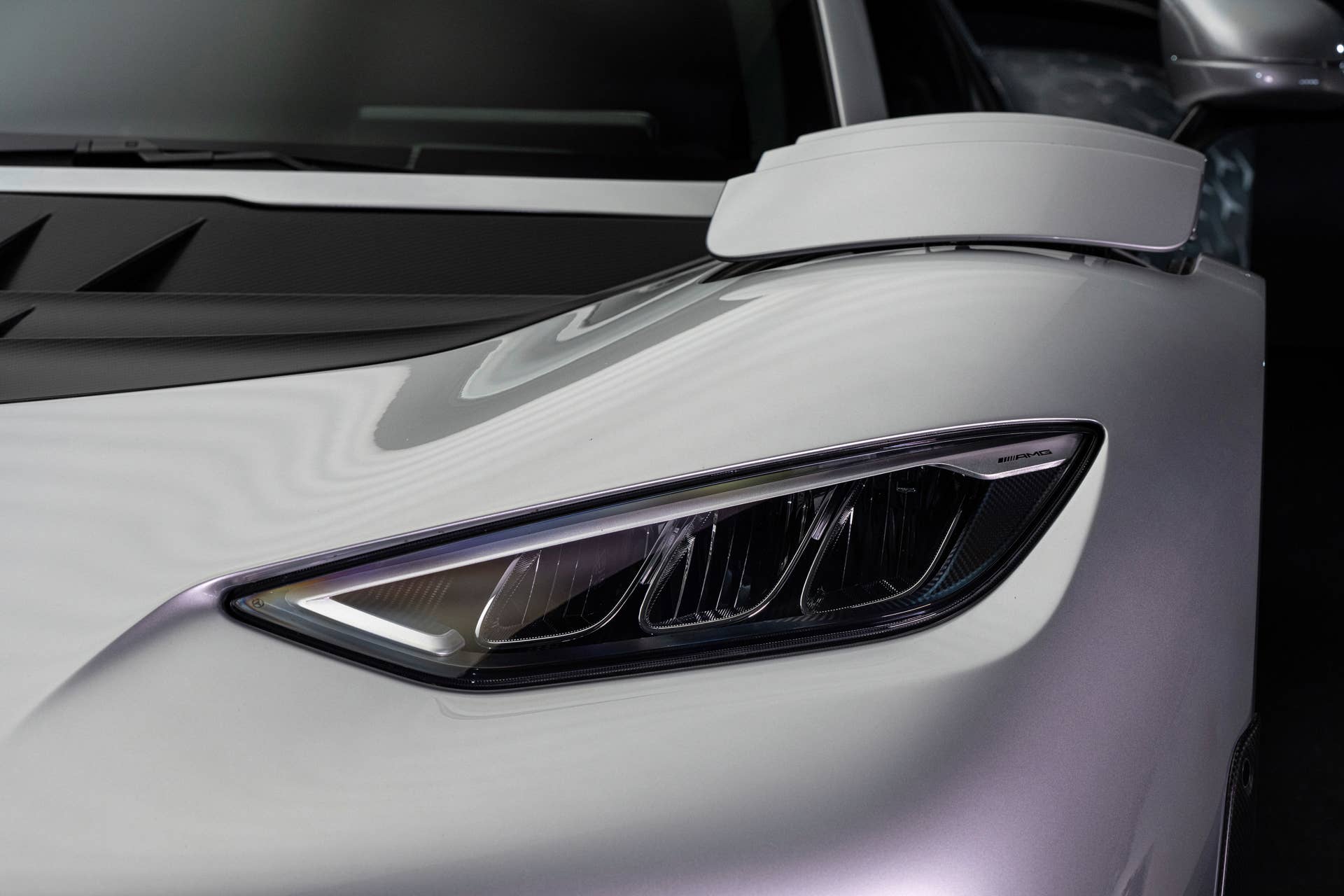 Mercedes-AMG ONE (Kraftstoffverbrauch gewichtet, kombiniert: 8,7 l/100 km; CO2 Emissionen gewichtet, kombiniert: 198 g/km; Stromverbrauch gewichtet, kombiniert: 32 kWh/100 km)  [Angaben zu Verbrauch und CO2-Emissionen sind vorläufig und wurden intern nach Maßgabe der Zertifizierungsmethode „WLTP-Prüfverfahren“ ermittelt. Es liegen bislang weder bestätigte Werte vom Technischen Dienst noch eine EG-Typgenehmigung noch eine Konformitätsbescheinigung mit amtlichen Werten vor. Abweichungen zwischen den Angaben und den amtlichen Werten sind möglich.] Mercedes-AMG ONE  (combined weighted fuel consumption: 8.7 l/100 km; combined weighted CO2 emissions: 198 g/km; combined weighted electrical consumption: 32 kWh/100 km)  [The figures for fuel consumption and CO2 emissions are provisional and were determined internally in accordance with the "WLTP test procedure" certification method. Confirmed values from the technical service or an EC type approval or certificate of conformity with official values are not yet available. Differences between the stated figures and the official figures are possible]