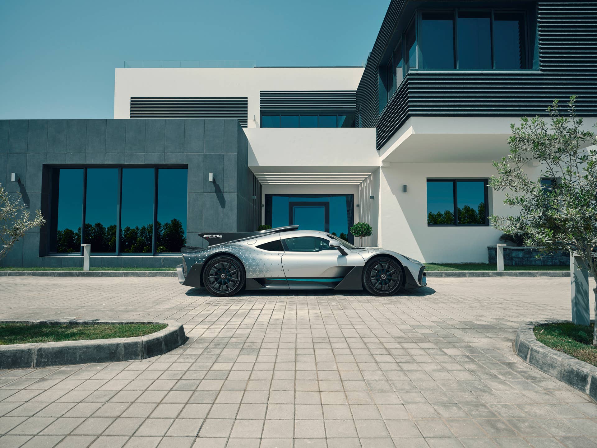 Mercedes-AMG ONE (Kraftstoffverbrauch gewichtet, kombiniert: 8,7 l/100 km; CO2‑Emissionen gewichtet, kombiniert: 198 g/km; Stromverbrauch gewichtet, kombiniert: 32 kWh/100 km), ] [1] Die Angaben zu Verbrauch und CO2-Emissionen sind vorläufig und wurden intern nach Maßgabe der Zertifizierungsmethode „WLTP-Prüfverfahren“ ermittelt. Es liegen bislang weder bestätigte Werte vom Technischen Dienst noch eine EG-Typgenehmigung noch eine Konformitätsbescheinigung mit amtlichen Werten vor. Abweichungen zwischen den Angaben und den amtlichen Werten sind möglich. Mercedes-AMG ONE (fuel consumption weighted, combined: 8.7 l/100 km; CO2 emissions weighted, combined: 198 g/km; electricity consumption weighted, combined: 32 kWh/100 km), The figures for fuel consumption and CO2 emissions are provisional and were determined internally in accordance with the "WLTP test procedure" certification method. Confirmed values from the technical service or an EC type approval or certificate of conformity with official values are not yet available. Differences between the stated figures and the official figures are possible