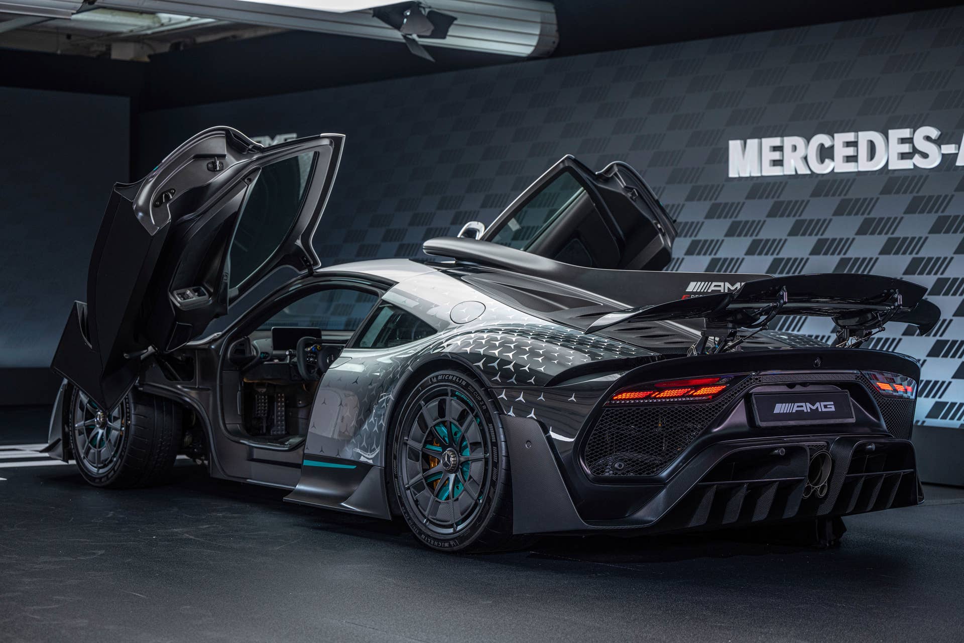Mercedes-AMG ONE (Kraftstoffverbrauch gewichtet, kombiniert: 8,7 l/100 km; CO2 Emissionen gewichtet, kombiniert: 198 g/km; Stromverbrauch gewichtet, kombiniert: 32 kWh/100 km)  [Angaben zu Verbrauch und CO2-Emissionen sind vorläufig und wurden intern nach Maßgabe der Zertifizierungsmethode „WLTP-Prüfverfahren“ ermittelt. Es liegen bislang weder bestätigte Werte vom Technischen Dienst noch eine EG-Typgenehmigung noch eine Konformitätsbescheinigung mit amtlichen Werten vor. Abweichungen zwischen den Angaben und den amtlichen Werten sind möglich.] Mercedes-AMG ONE  (combined weighted fuel consumption: 8.7 l/100 km; combined weighted CO2 emissions: 198 g/km; combined weighted electrical consumption: 32 kWh/100 km)  [The figures for fuel consumption and CO2 emissions are provisional and were determined internally in accordance with the "WLTP test procedure" certification method. Confirmed values from the technical service or an EC type approval or certificate of conformity with official values are not yet available. Differences between the stated figures and the official figures are possible]