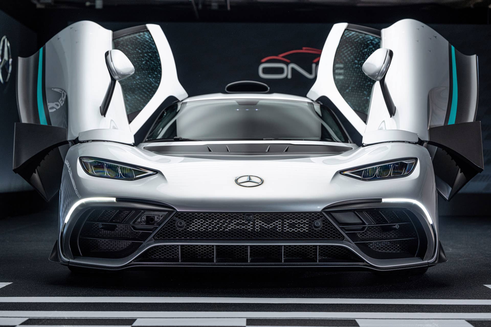 Mercedes-AMG ONE (Kraftstoffverbrauch gewichtet, kombiniert: 8,7 l/100 km; CO2 Emissionen gewichtet, kombiniert: 198 g/km; Stromverbrauch gewichtet, kombiniert: 32 kWh/100 km)  [Angaben zu Verbrauch und CO2-Emissionen sind vorläufig und wurden intern nach Maßgabe der Zertifizierungsmethode „WLTP-Prüfverfahren“ ermittelt. Es liegen bislang weder bestätigte Werte vom Technischen Dienst noch eine EG-Typgenehmigung noch eine Konformitätsbescheinigung mit amtlichen Werten vor. Abweichungen zwischen den Angaben und den amtlichen Werten sind möglich.] Mercedes-AMG ONE  (combined weighted fuel consumption: 8.7 l/100 km; combined weighted CO2 emissions: 198 g/km; combined weighted electrical consumption: 32 kWh/100 km)  [The figures for fuel consumption and CO2 emissions are provisional and were determined internally in accordance with the "WLTP test procedure" certification method. Confirmed values from the technical service or an EC type approval or certificate of conformity with official values are not yet available. Differences between the stated figures and the official figures are possible]