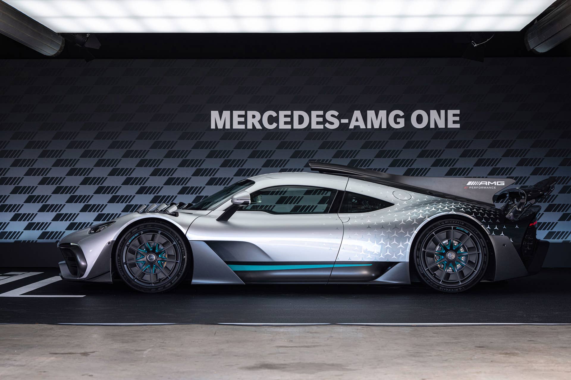 Mercedes-AMG ONE (Kraftstoffverbrauch gewichtet, kombiniert: 8,7 l/100 km; CO2 Emissionen gewichtet, kombiniert: 198 g/km; Stromverbrauch gewichtet, kombiniert: 32 kWh/100 km)  [Angaben zu Verbrauch und CO2-Emissionen sind vorläufig und wurden intern nach Maßgabe der Zertifizierungsmethode „WLTP-Prüfverfahren“ ermittelt. Es liegen bislang weder bestätigte Werte vom Technischen Dienst noch eine EG-Typgenehmigung noch eine Konformitätsbescheinigung mit amtlichen Werten vor. Abweichungen zwischen den Angaben und den amtlichen Werten sind möglich.] Mercedes-AMG ONE  (combined weighted fuel consumption: 8.7 l/100 km; combined weighted CO2 emissions: 198 g/km; combined weighted electrical consumption: 32 kWh/100 km)  [The figures for fuel consumption and CO2 emissions are provisional and were determined internally in accordance with the "WLTP test procedure" certification method. Confirmed values from the technical service or an EC type approval or certificate of conformity with official values are not yet available. Differences between the stated figures and the official figures are possible]
