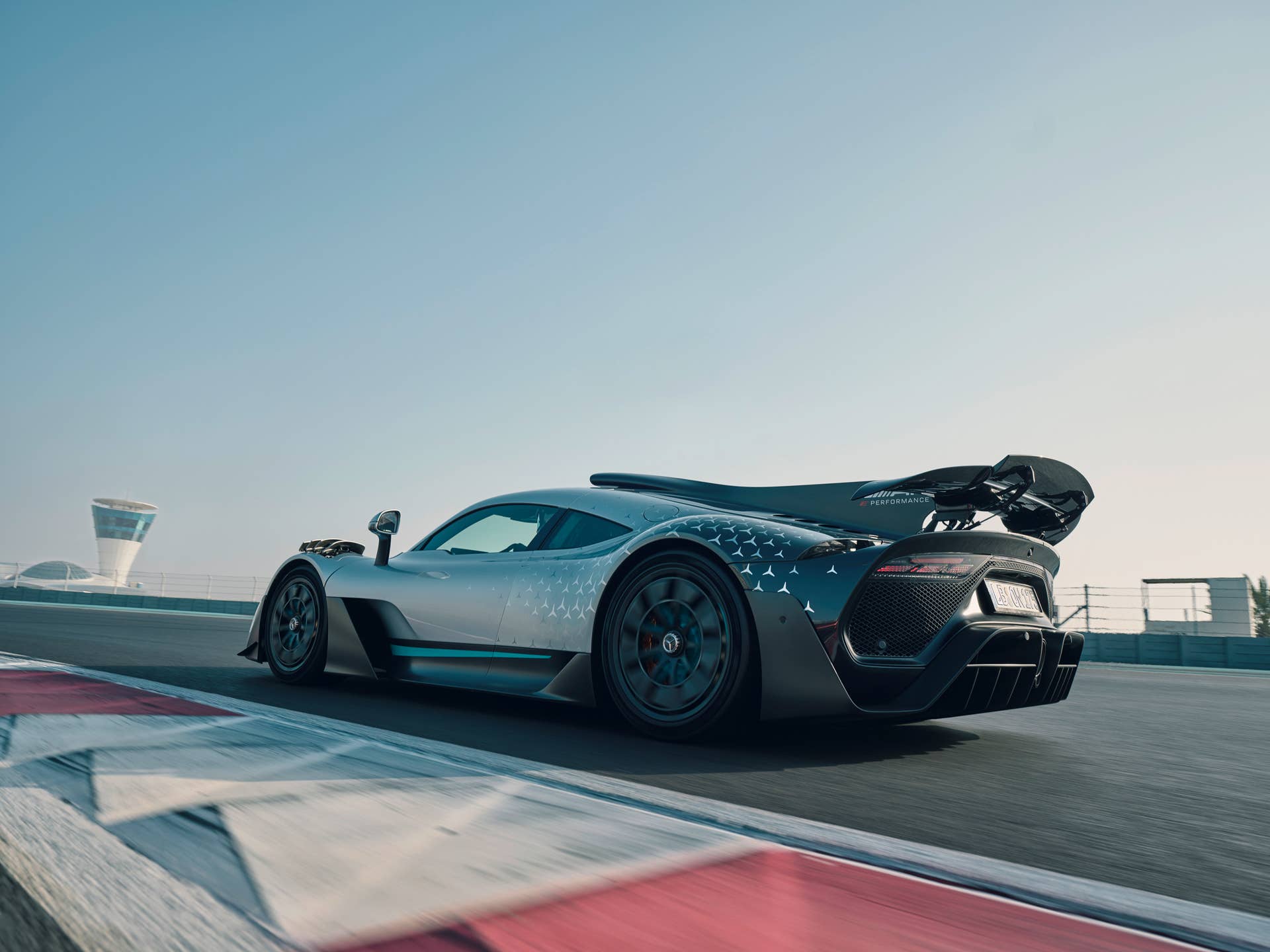 Mercedes-AMG ONE (Kraftstoffverbrauch gewichtet, kombiniert: 8,7 l/100 km; CO2‑Emissionen gewichtet, kombiniert: 198 g/km; Stromverbrauch gewichtet, kombiniert: 32 kWh/100 km), ] [1] Die Angaben zu Verbrauch und CO2-Emissionen sind vorläufig und wurden intern nach Maßgabe der Zertifizierungsmethode „WLTP-Prüfverfahren“ ermittelt. Es liegen bislang weder bestätigte Werte vom Technischen Dienst noch eine EG-Typgenehmigung noch eine Konformitätsbescheinigung mit amtlichen Werten vor. Abweichungen zwischen den Angaben und den amtlichen Werten sind möglich. Mercedes-AMG ONE (fuel consumption weighted, combined: 8.7 l/100 km; CO2 emissions weighted, combined: 198 g/km; electricity consumption weighted, combined: 32 kWh/100 km), The figures for fuel consumption and CO2 emissions are provisional and were determined internally in accordance with the "WLTP test procedure" certification method. Confirmed values from the technical service or an EC type approval or certificate of conformity with official values are not yet available. Differences between the stated figures and the official figures are possible