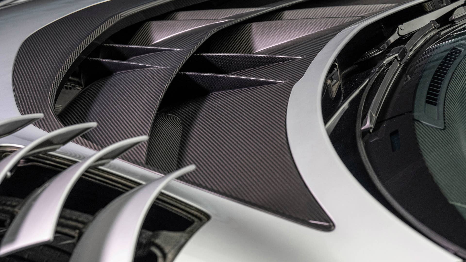 Mercedes-AMG ONE (Kraftstoffverbrauch gewichtet, kombiniert: 8,7 l/100 km; CO2 Emissionen gewichtet, kombiniert: 198 g/km; Stromverbrauch gewichtet, kombiniert: 32 kWh/100 km)  [Angaben zu Verbrauch und CO2-Emissionen sind vorläufig und wurden intern nach Maßgabe der Zertifizierungsmethode „WLTP-Prüfverfahren“ ermittelt. Es liegen bislang weder bestätigte Werte vom Technischen Dienst noch eine EG-Typgenehmigung noch eine Konformitätsbescheinigung mit amtlichen Werten vor. Abweichungen zwischen den Angaben und den amtlichen Werten sind möglich.] Mercedes-AMG ONE  (combined weighted fuel consumption: 8.7 l/100 km; combined weighted CO2 emissions: 198 g/km; combined weighted electrical consumption: 32 kWh/100 km)  [The figures for fuel consumption and CO2 emissions are provisional and were determined internally in accordance with the "WLTP test procedure" certification method. Confirmed values from the technical service or an EC type approval or certificate of conformity with official values are not yet available. Differences between the stated figures and the official figures are possible]