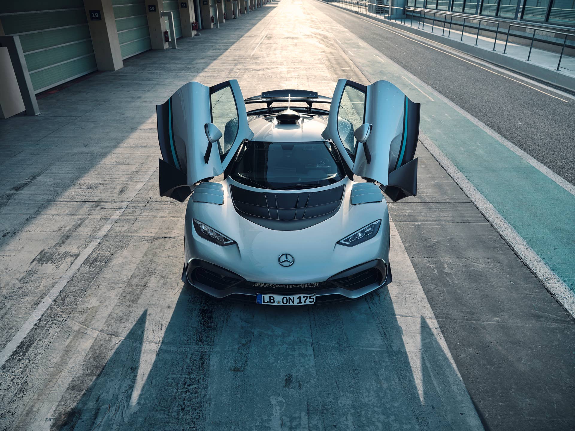 Mercedes-AMG ONE (Kraftstoffverbrauch gewichtet, kombiniert: 8,7 l/100 km; CO2‑Emissionen gewichtet, kombiniert: 198 g/km; Stromverbrauch gewichtet, kombiniert: 32 kWh/100 km), ] [1] Die Angaben zu Verbrauch und CO2-Emissionen sind vorläufig und wurden intern nach Maßgabe der Zertifizierungsmethode „WLTP-Prüfverfahren“ ermittelt. Es liegen bislang weder bestätigte Werte vom Technischen Dienst noch eine EG-Typgenehmigung noch eine Konformitätsbescheinigung mit amtlichen Werten vor. Abweichungen zwischen den Angaben und den amtlichen Werten sind möglich. Mercedes-AMG ONE (fuel consumption weighted, combined: 8.7 l/100 km; CO2 emissions weighted, combined: 198 g/km; electricity consumption weighted, combined: 32 kWh/100 km), The figures for fuel consumption and CO2 emissions are provisional and were determined internally in accordance with the "WLTP test procedure" certification method. Confirmed values from the technical service or an EC type approval or certificate of conformity with official values are not yet available. Differences between the stated figures and the official figures are possible
