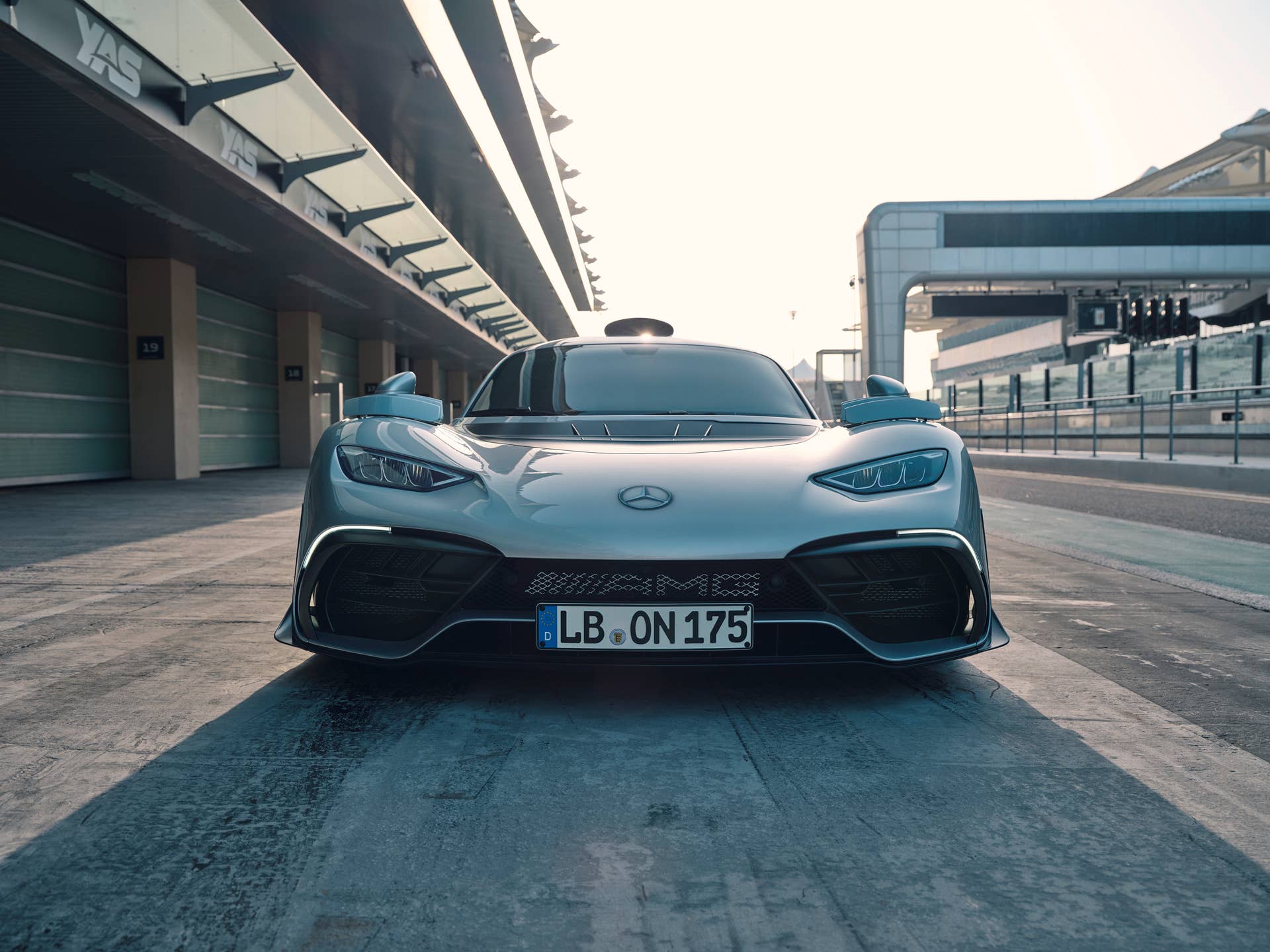 Mercedes-AMG ONE (Kraftstoffverbrauch gewichtet, kombiniert: 8,7 l/100 km; CO2‑Emissionen gewichtet, kombiniert: 198 g/km; Stromverbrauch gewichtet, kombiniert: 32 kWh/100 km), ] [1] Die Angaben zu Verbrauch und CO2-Emissionen sind vorläufig und wurden intern nach Maßgabe der Zertifizierungsmethode „WLTP-Prüfverfahren“ ermittelt. Es liegen bislang weder bestätigte Werte vom Technischen Dienst noch eine EG-Typgenehmigung noch eine Konformitätsbescheinigung mit amtlichen Werten vor. Abweichungen zwischen den Angaben und den amtlichen Werten sind möglich. Mercedes-AMG ONE (fuel consumption weighted, combined: 8.7 l/100 km; CO2 emissions weighted, combined: 198 g/km; electricity consumption weighted, combined: 32 kWh/100 km), The figures for fuel consumption and CO2 emissions are provisional and were determined internally in accordance with the "WLTP test procedure" certification method. Confirmed values from the technical service or an EC type approval or certificate of conformity with official values are not yet available. Differences between the stated figures and the official figures are possible
