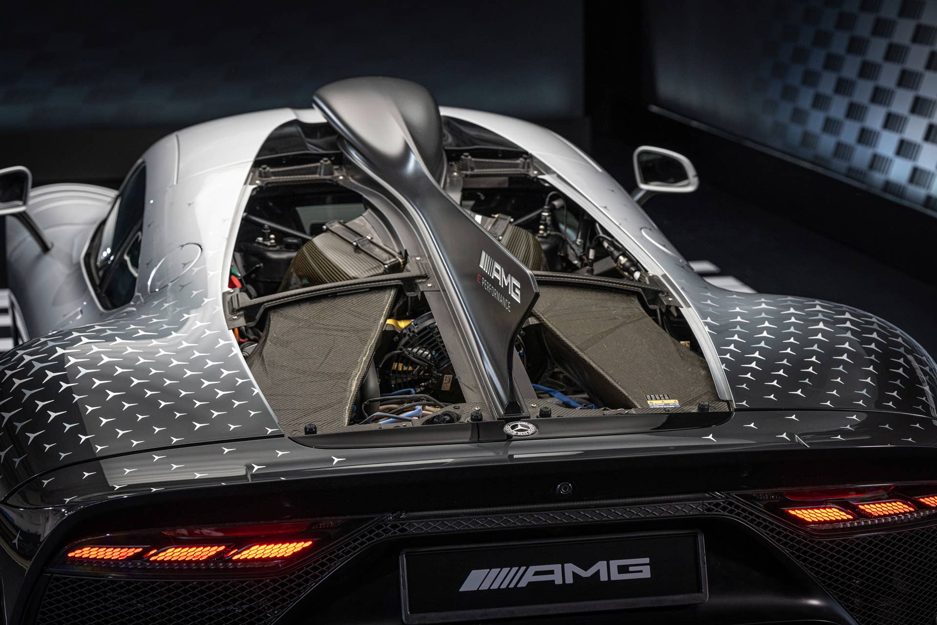 Mercedes-AMG ONE (Kraftstoffverbrauch gewichtet, kombiniert: 8,7 l/100 km; CO2 Emissionen gewichtet, kombiniert: 198 g/km; Stromverbrauch gewichtet, kombiniert: 32 kWh/100 km)  [Angaben zu Verbrauch und CO2-Emissionen sind vorläufig und wurden intern nach Maßgabe der Zertifizierungsmethode „WLTP-Prüfverfahren“ ermittelt. Es liegen bislang weder bestätigte Werte vom Technischen Dienst noch eine EG-Typgenehmigung noch eine Konformitätsbescheinigung mit amtlichen Werten vor. Abweichungen zwischen den Angaben und den amtlichen Werten sind möglich.] Mercedes-AMG ONE  (combined weighted fuel consumption: 8.7 l/100 km; combined weighted CO2 emissions: 198 g/km; combined weighted electrical consumption: 32 kWh/100 km)  [The figures for fuel consumption and CO2 emissions are provisional and were determined internally in accordance with the "WLTP test procedure" certification method. Confirmed values from the technical service or an EC type approval or certificate of conformity with official values are not yet available. Differences between the stated figures and the official figures are possible]