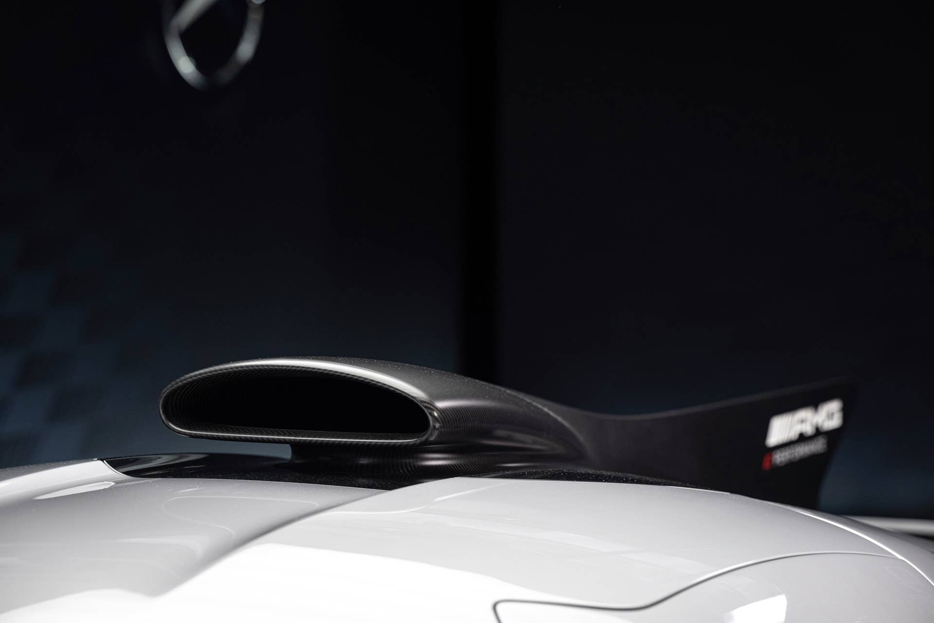 Mercedes-AMG ONE (Kraftstoffverbrauch gewichtet, kombiniert: 8,7 l/100 km; CO2 Emissionen gewichtet, kombiniert: 198 g/km; Stromverbrauch gewichtet, kombiniert: 32 kWh/100 km)  [Angaben zu Verbrauch und CO2-Emissionen sind vorläufig und wurden intern nach Maßgabe der Zertifizierungsmethode „WLTP-Prüfverfahren“ ermittelt. Es liegen bislang weder bestätigte Werte vom Technischen Dienst noch eine EG-Typgenehmigung noch eine Konformitätsbescheinigung mit amtlichen Werten vor. Abweichungen zwischen den Angaben und den amtlichen Werten sind möglich.] Mercedes-AMG ONE  (combined weighted fuel consumption: 8.7 l/100 km; combined weighted CO2 emissions: 198 g/km; combined weighted electrical consumption: 32 kWh/100 km)  [The figures for fuel consumption and CO2 emissions are provisional and were determined internally in accordance with the "WLTP test procedure" certification method. Confirmed values from the technical service or an EC type approval or certificate of conformity with official values are not yet available. Differences between the stated figures and the official figures are possible]