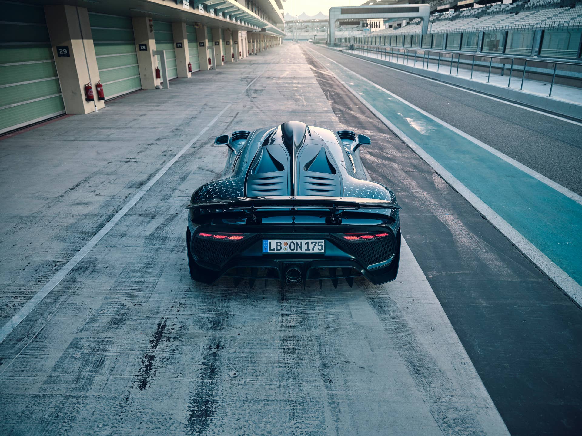 Mercedes-AMG ONE (Kraftstoffverbrauch gewichtet, kombiniert: 8,7 l/100 km; CO2‑Emissionen gewichtet, kombiniert: 198 g/km; Stromverbrauch gewichtet, kombiniert: 32 kWh/100 km), ] [1] Die Angaben zu Verbrauch und CO2-Emissionen sind vorläufig und wurden intern nach Maßgabe der Zertifizierungsmethode „WLTP-Prüfverfahren“ ermittelt. Es liegen bislang weder bestätigte Werte vom Technischen Dienst noch eine EG-Typgenehmigung noch eine Konformitätsbescheinigung mit amtlichen Werten vor. Abweichungen zwischen den Angaben und den amtlichen Werten sind möglich. Mercedes-AMG ONE (fuel consumption weighted, combined: 8.7 l/100 km; CO2 emissions weighted, combined: 198 g/km; electricity consumption weighted, combined: 32 kWh/100 km), The figures for fuel consumption and CO2 emissions are provisional and were determined internally in accordance with the "WLTP test procedure" certification method. Confirmed values from the technical service or an EC type approval or certificate of conformity with official values are not yet available. Differences between the stated figures and the official figures are possible