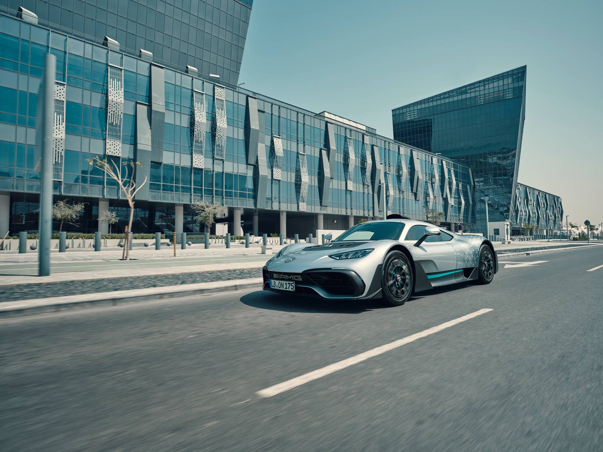 Mercedes-AMG ONE (Kraftstoffverbrauch gewichtet, kombiniert: 8,7 l/100 km; CO2‑Emissionen gewichtet, kombiniert: 198 g/km; Stromverbrauch gewichtet, kombiniert: 32 kWh/100 km), ] [1] Die Angaben zu Verbrauch und CO2-Emissionen sind vorläufig und wurden intern nach Maßgabe der Zertifizierungsmethode „WLTP-Prüfverfahren“ ermittelt. Es liegen bislang weder bestätigte Werte vom Technischen Dienst noch eine EG-Typgenehmigung noch eine Konformitätsbescheinigung mit amtlichen Werten vor. Abweichungen zwischen den Angaben und den amtlichen Werten sind möglich. Mercedes-AMG ONE (fuel consumption weighted, combined: 8.7 l/100 km; CO2 emissions weighted, combined: 198 g/km; electricity consumption weighted, combined: 32 kWh/100 km), The figures for fuel consumption and CO2 emissions are provisional and were determined internally in accordance with the "WLTP test procedure" certification method. Confirmed values from the technical service or an EC type approval or certificate of conformity with official values are not yet available. Differences between the stated figures and the official figures are possible