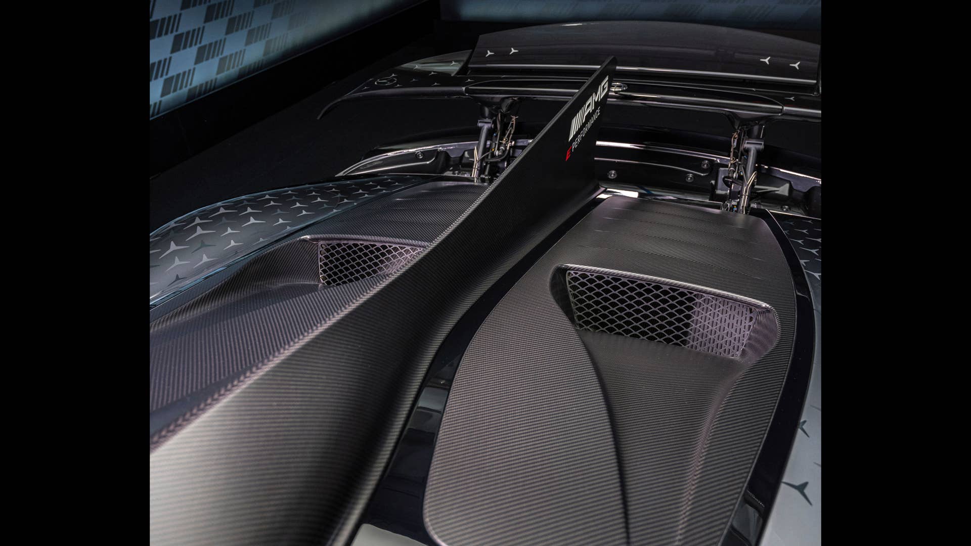 Mercedes-AMG ONE (Kraftstoffverbrauch gewichtet, kombiniert: 8,7 l/100 km; CO2 Emissionen gewichtet, kombiniert: 198 g/km; Stromverbrauch gewichtet, kombiniert: 32 kWh/100 km)  [Angaben zu Verbrauch und CO2-Emissionen sind vorläufig und wurden intern nach Maßgabe der Zertifizierungsmethode „WLTP-Prüfverfahren“ ermittelt. Es liegen bislang weder bestätigte Werte vom Technischen Dienst noch eine EG-Typgenehmigung noch eine Konformitätsbescheinigung mit amtlichen Werten vor. Abweichungen zwischen den Angaben und den amtlichen Werten sind möglich.] Mercedes-AMG ONE  (combined weighted fuel consumption: 8.7 l/100 km; combined weighted CO2 emissions: 198 g/km; combined weighted electrical consumption: 32 kWh/100 km)  [The figures for fuel consumption and CO2 emissions are provisional and were determined internally in accordance with the "WLTP test procedure" certification method. Confirmed values from the technical service or an EC type approval or certificate of conformity with official values are not yet available. Differences between the stated figures and the official figures are possible]