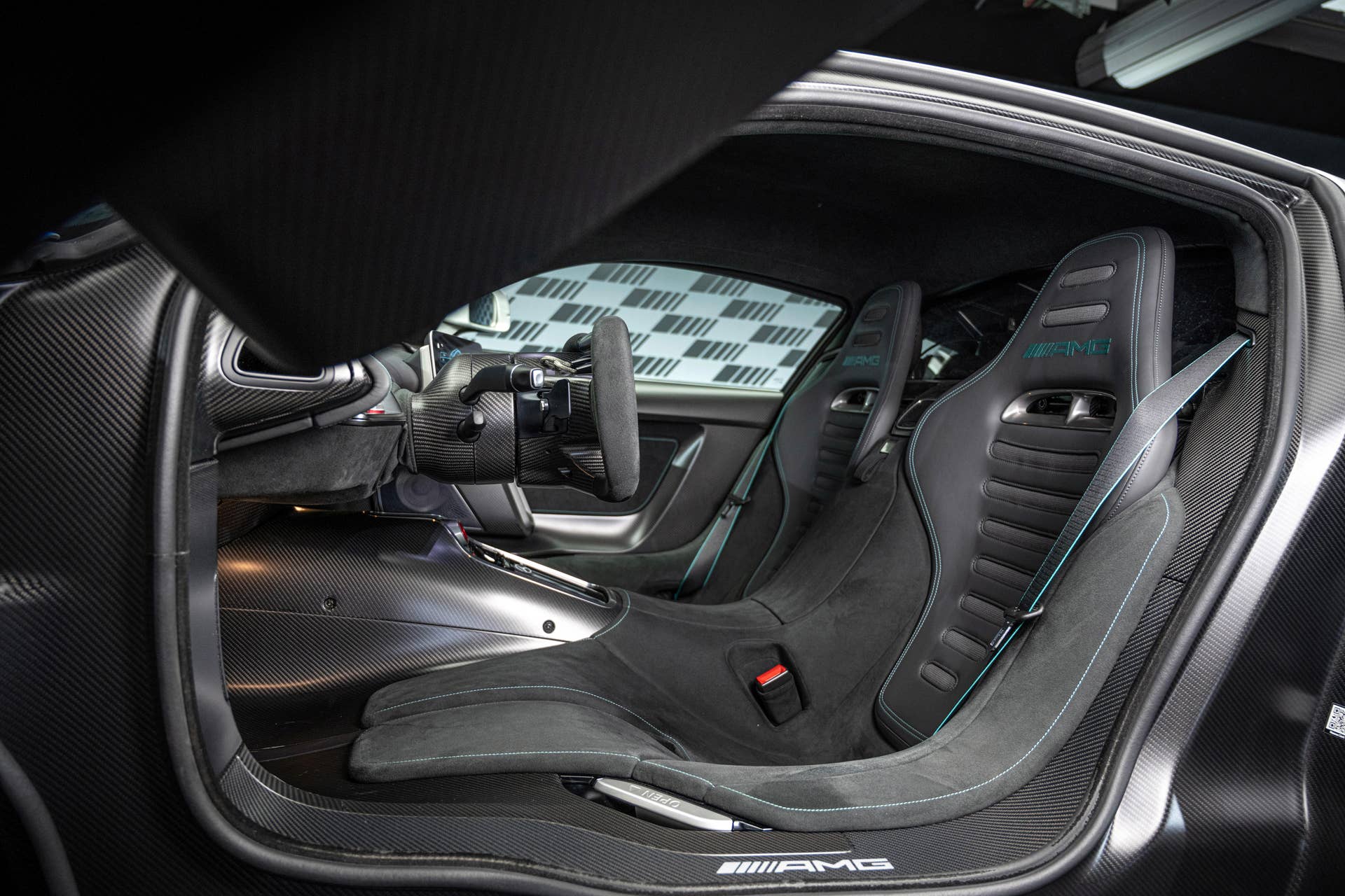 Mercedes-AMG ONE (Kraftstoffverbrauch gewichtet, kombiniert: 8,7 l/100 km; CO2 Emissionen gewichtet, kombiniert: 198 g/km; Stromverbrauch gewichtet, kombiniert: 32 kWh/100 km)  [Angaben zu Verbrauch und CO2-Emissionen sind vorläufig und wurden intern nach Maßgabe der Zertifizierungsmethode „WLTP-Prüfverfahren“ ermittelt. Es liegen bislang weder bestätigte Werte vom Technischen Dienst noch eine EG-Typgenehmigung noch eine Konformitätsbescheinigung mit amtlichen Werten vor. Abweichungen zwischen den Angaben und den amtlichen Werten sind möglich.] Mercedes-AMG ONE  (combined weighted fuel consumption: 8.7 l/100 km; combined weighted CO2 emissions: 198 g/km; combined weighted electrical consumption: 32 kWh/100 km)  [The figures for fuel consumption and CO2 emissions are provisional and were determined internally in accordance with the "WLTP test procedure" certification method. Confirmed values from the technical service or an EC type approval or certificate of conformity with official values are not yet available. Differences between the stated figures and the official figures are possible]