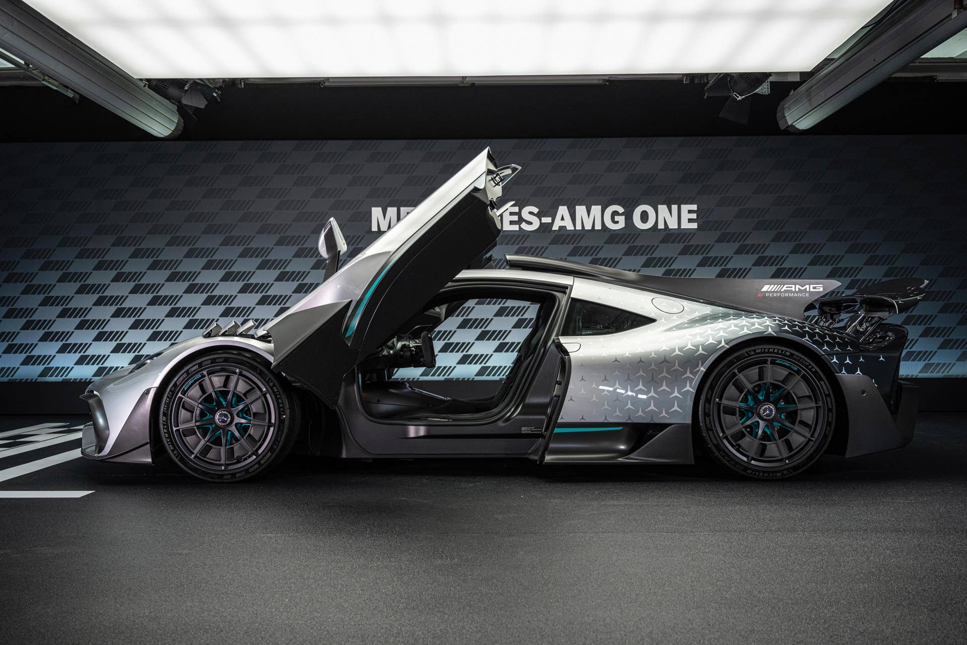 Mercedes-AMG ONE (Kraftstoffverbrauch gewichtet, kombiniert: 8,7 l/100 km; CO2 Emissionen gewichtet, kombiniert: 198 g/km; Stromverbrauch gewichtet, kombiniert: 32 kWh/100 km)  [Angaben zu Verbrauch und CO2-Emissionen sind vorläufig und wurden intern nach Maßgabe der Zertifizierungsmethode „WLTP-Prüfverfahren“ ermittelt. Es liegen bislang weder bestätigte Werte vom Technischen Dienst noch eine EG-Typgenehmigung noch eine Konformitätsbescheinigung mit amtlichen Werten vor. Abweichungen zwischen den Angaben und den amtlichen Werten sind möglich.] Mercedes-AMG ONE  (combined weighted fuel consumption: 8.7 l/100 km; combined weighted CO2 emissions: 198 g/km; combined weighted electrical consumption: 32 kWh/100 km)  [The figures for fuel consumption and CO2 emissions are provisional and were determined internally in accordance with the "WLTP test procedure" certification method. Confirmed values from the technical service or an EC type approval or certificate of conformity with official values are not yet available. Differences between the stated figures and the official figures are possible]