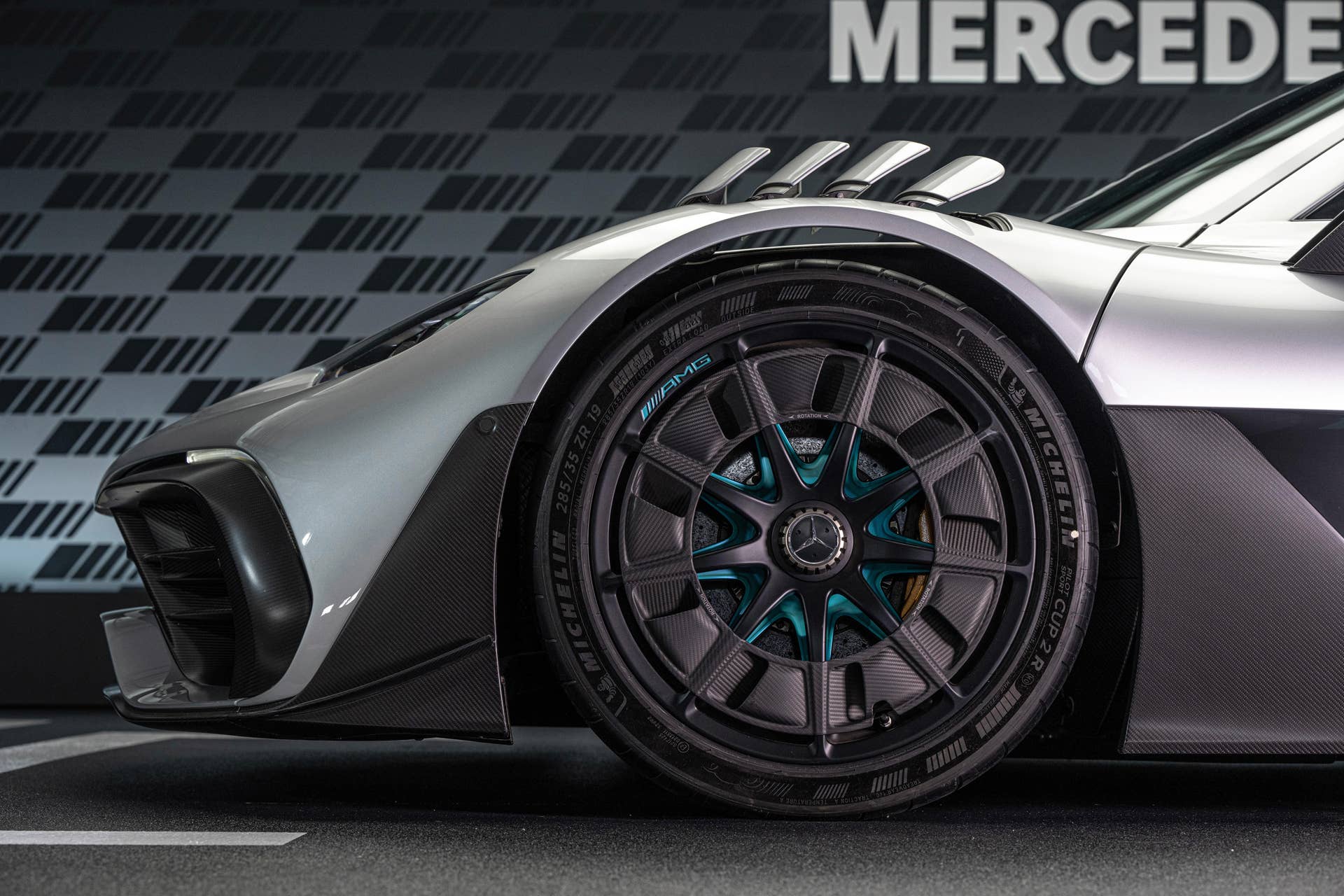 Mercedes-AMG ONE (Kraftstoffverbrauch gewichtet, kombiniert: 8,7 l/100 km; CO2 Emissionen gewichtet, kombiniert: 198 g/km; Stromverbrauch gewichtet, kombiniert: 32 kWh/100 km)  [Angaben zu Verbrauch und CO2-Emissionen sind vorläufig und wurden intern nach Maßgabe der Zertifizierungsmethode „WLTP-Prüfverfahren“ ermittelt. Es liegen bislang weder bestätigte Werte vom Technischen Dienst noch eine EG-Typgenehmigung noch eine Konformitätsbescheinigung mit amtlichen Werten vor. Abweichungen zwischen den Angaben und den amtlichen Werten sind möglich.] Mercedes-AMG ONE  (combined weighted fuel consumption: 8.7 l/100 km; combined weighted CO2 emissions: 198 g/km; combined weighted electrical consumption: 32 kWh/100 km)  [The figures for fuel consumption and CO2 emissions are provisional and were determined internally in accordance with the "WLTP test procedure" certification method. Confirmed values from the technical service or an EC type approval or certificate of conformity with official values are not yet available. Differences between the stated figures and the official figures are possible]