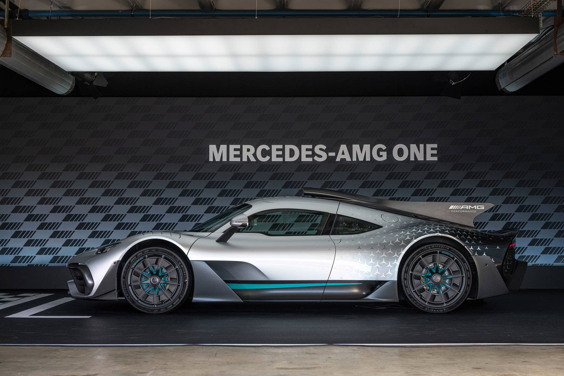 Mercedes-AMG ONE (Kraftstoffverbrauch gewichtet, kombiniert: 8,7 l/100 km; CO2 Emissionen gewichtet, kombiniert: 198 g/km; Stromverbrauch gewichtet, kombiniert: 32 kWh/100 km)  [Angaben zu Verbrauch und CO2-Emissionen sind vorläufig und wurden intern nach Maßgabe der Zertifizierungsmethode „WLTP-Prüfverfahren“ ermittelt. Es liegen bislang weder bestätigte Werte vom Technischen Dienst noch eine EG-Typgenehmigung noch eine Konformitätsbescheinigung mit amtlichen Werten vor. Abweichungen zwischen den Angaben und den amtlichen Werten sind möglich.] Mercedes-AMG ONE  (combined weighted fuel consumption: 8.7 l/100 km; combined weighted CO2 emissions: 198 g/km; combined weighted electrical consumption: 32 kWh/100 km)  [The figures for fuel consumption and CO2 emissions are provisional and were determined internally in accordance with the "WLTP test procedure" certification method. Confirmed values from the technical service or an EC type approval or certificate of conformity with official values are not yet available. Differences between the stated figures and the official figures are possible]