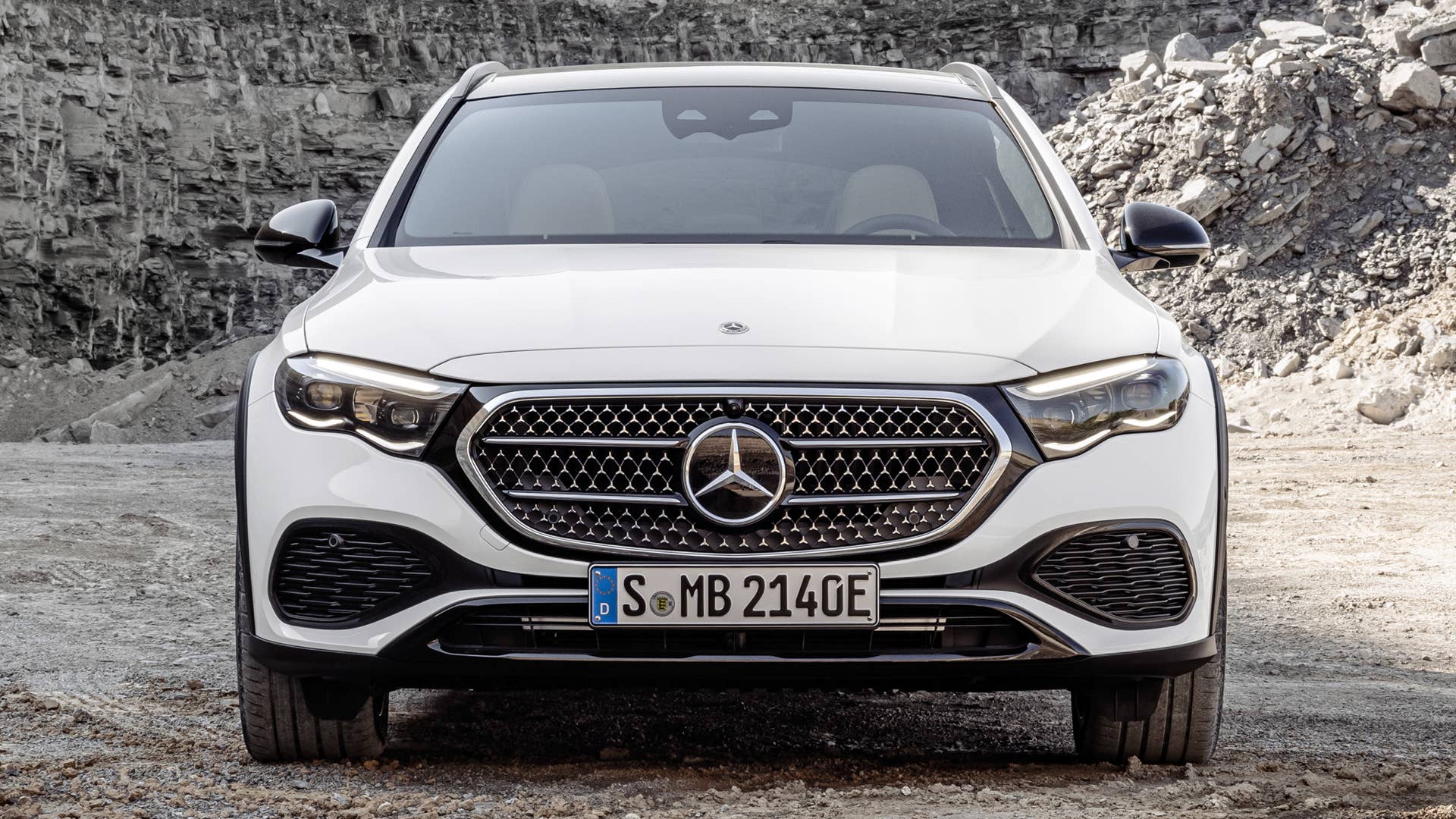 Mercedes-Benz E-Klasse T-Modell All Terrain E 300 de 4MATIC ((vorläufige Angaben) Kraftstoffverbrauch kombiniert, gewichtet (WLTP): 0,9-0,7 l/100 km; Stromverbrauch kombiniert, gewichtet (WLTP): 25,1-23,8 kWh/100 km; CO2-Emissionen kombiniert, gewichtet (WLTP): 22-19 g/km), AVANTGARDE Line, Night Paket; Exterieur: MANUFAKTUR opalithweiß bright; Interieur: Leder macchiatobeige, Zierelemente Holz Ahorn braun offenporig aluminium lines//Mercedes-Benz E-Class Estate All Terrain E 300 de 4MATIC ((preliminary data) Fuel consumption combined, weighted (WLTP): 0.9-0.7 l/100 km; Power consumption combined, weighted (WLTP): 25.1-23.8 kWh/100 km; CO2 emissions combined, weighted (WLTP): 22-19 g/km), AVANTGARDE line, night package; exterior: MANUFAKTUR opalith white bright; interior: leather macchiato beige, brown open-pore maple wood trim elements with aluminium lines