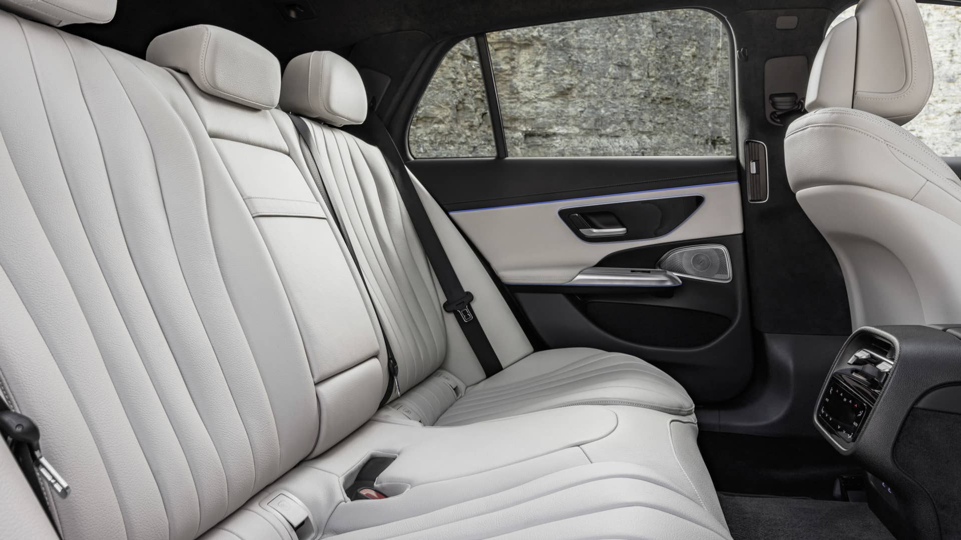 Mercedes-Benz E-Klasse T-Modell All Terrain E 300 de 4MATIC ((vorläufige Angaben) Kraftstoffverbrauch kombiniert, gewichtet (WLTP): 0,9-0,7 l/100 km; Stromverbrauch kombiniert, gewichtet (WLTP): 25,1-23,8 kWh/100 km; CO2-Emissionen kombiniert, gewichtet (WLTP): 22-19 g/km), AVANTGARDE Line, Night Paket; Exterieur: MANUFAKTUR opalithweiß bright; Interieur: Leder macchiatobeige, Zierelemente Holz Ahorn braun offenporig aluminium lines//Mercedes-Benz E-Class Estate All Terrain E 300 de 4MATIC ((preliminary data) Fuel consumption combined, weighted (WLTP): 0.9-0.7 l/100 km; Power consumption combined, weighted (WLTP): 25.1-23.8 kWh/100 km; CO2 emissions combined, weighted (WLTP): 22-19 g/km), AVANTGARDE line, night package; exterior: MANUFAKTUR opalith white bright; interior: leather macchiato beige, brown open-pore maple wood trim elements with aluminium lines